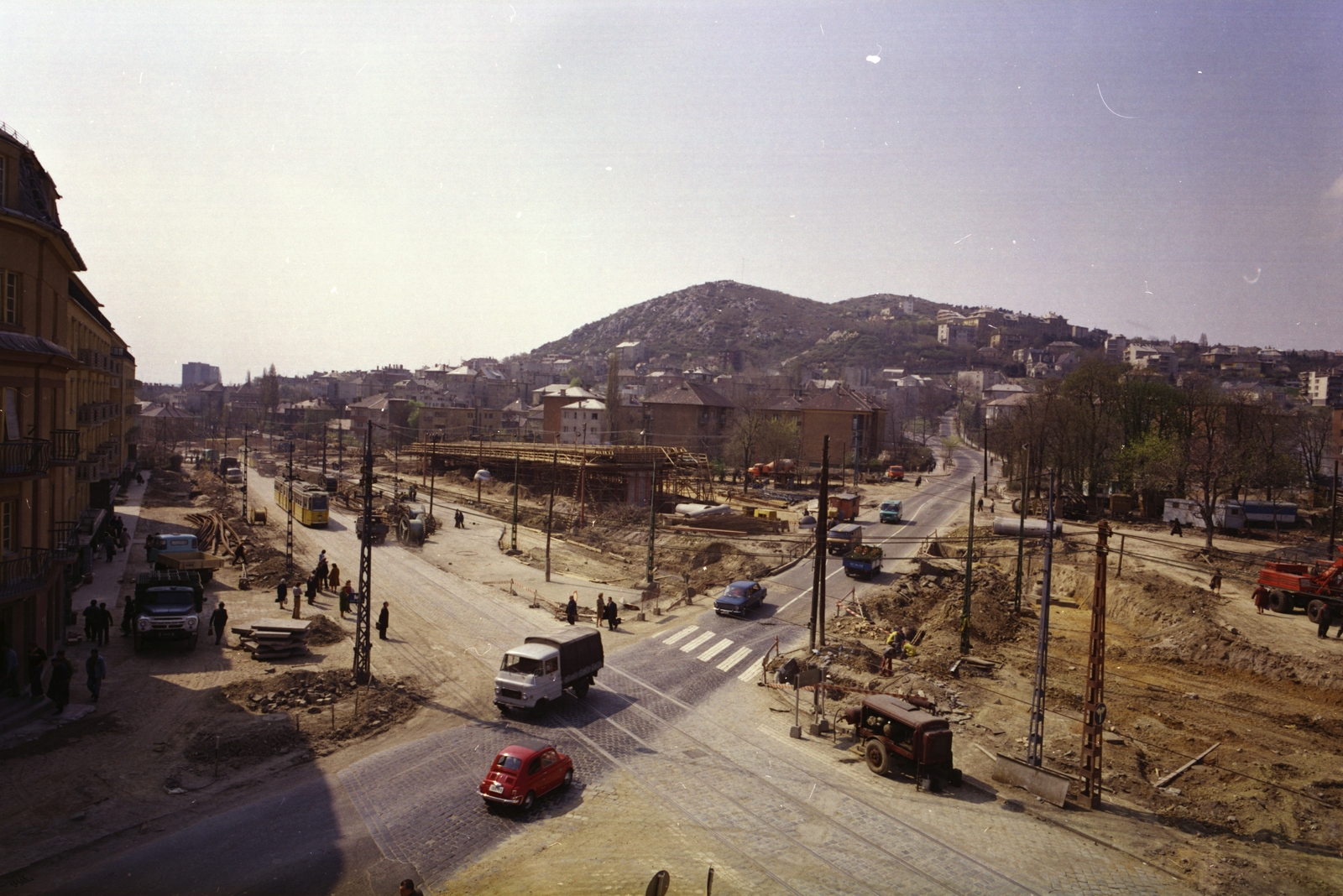 Magyarország, Budapest XI.,Budapest XII., középpontban a Hegyalja út, balra a Budaörsi út az Alkotás utcánál. BAH csomópont a felüljáró építésekor., 1976, FŐMTERV, Domonkos Endre, színes, Budapest, Fortepan #253672