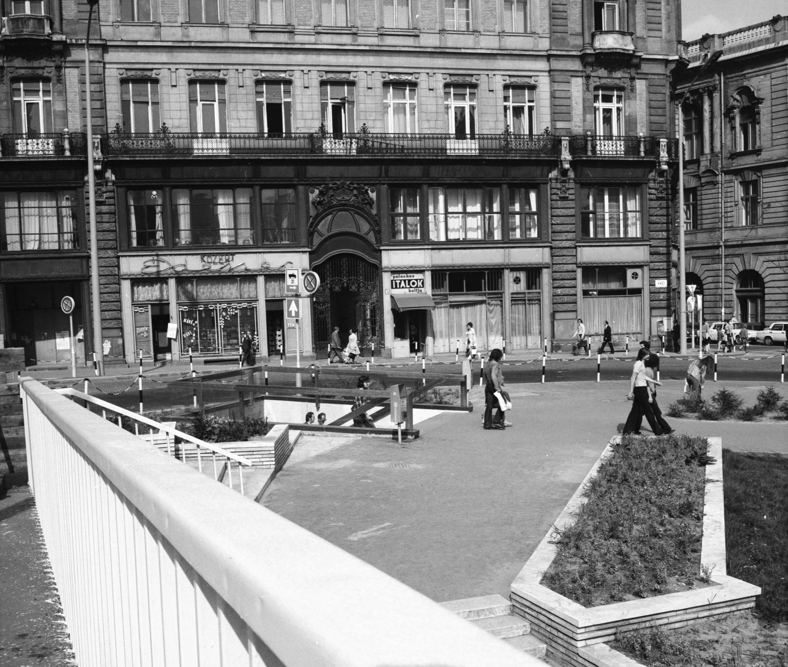 Magyarország, Budapest V., Március 15. tér az Erzsébet híd pesti hídfőjénél, szemben a déli Klotild-palota., 1976, FŐMTERV, Domonkos Endre, élelmiszerbolt, Budapest, Közért Vállalat, Fortepan #253674