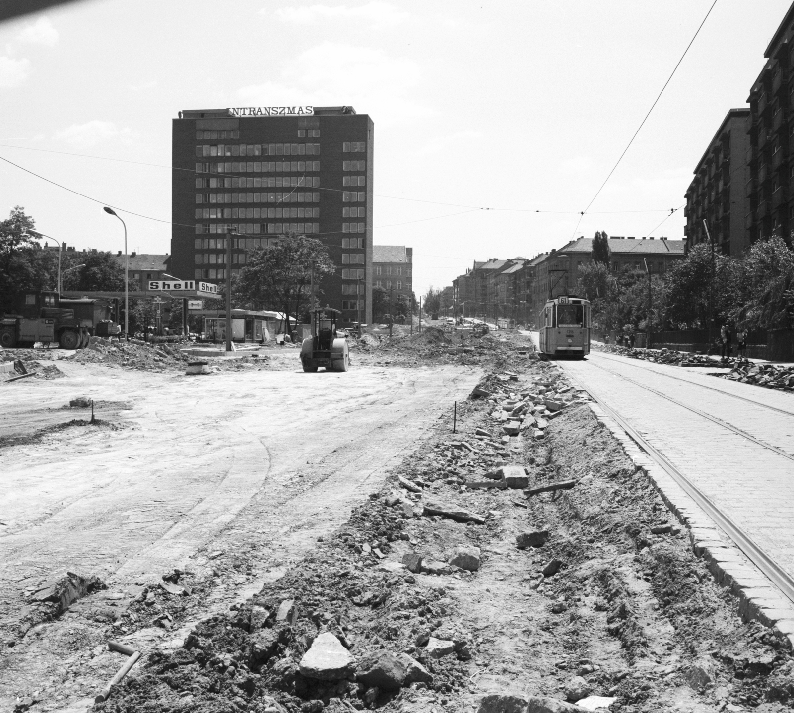 Hungary, Budapest XII., a felvétel az Alkotás utca kiszélesítésekor készült. A Nagyenyed utca felől a Márvány utca felé nézve, balra az INTRANSZMAS székház., 1976, FŐMTERV, Budapest, Fortepan #253675