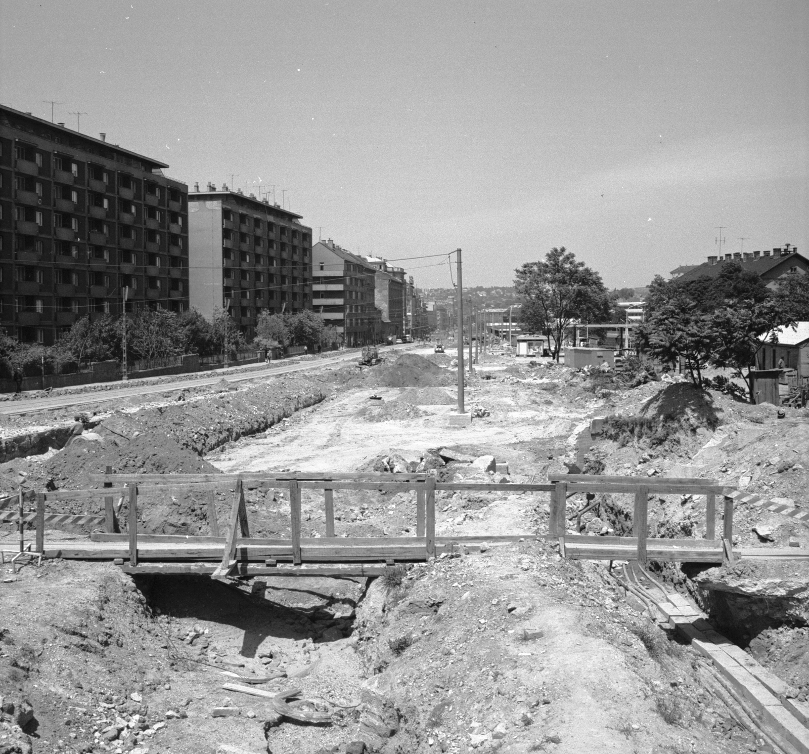 Hungary, Budapest XII., a felvétel az Alkotás utca kiszélesítésekor készült, a Márvány utca irányából a Déli pályaudvar felé nézve., 1976, FŐMTERV, Budapest, Fortepan #253676