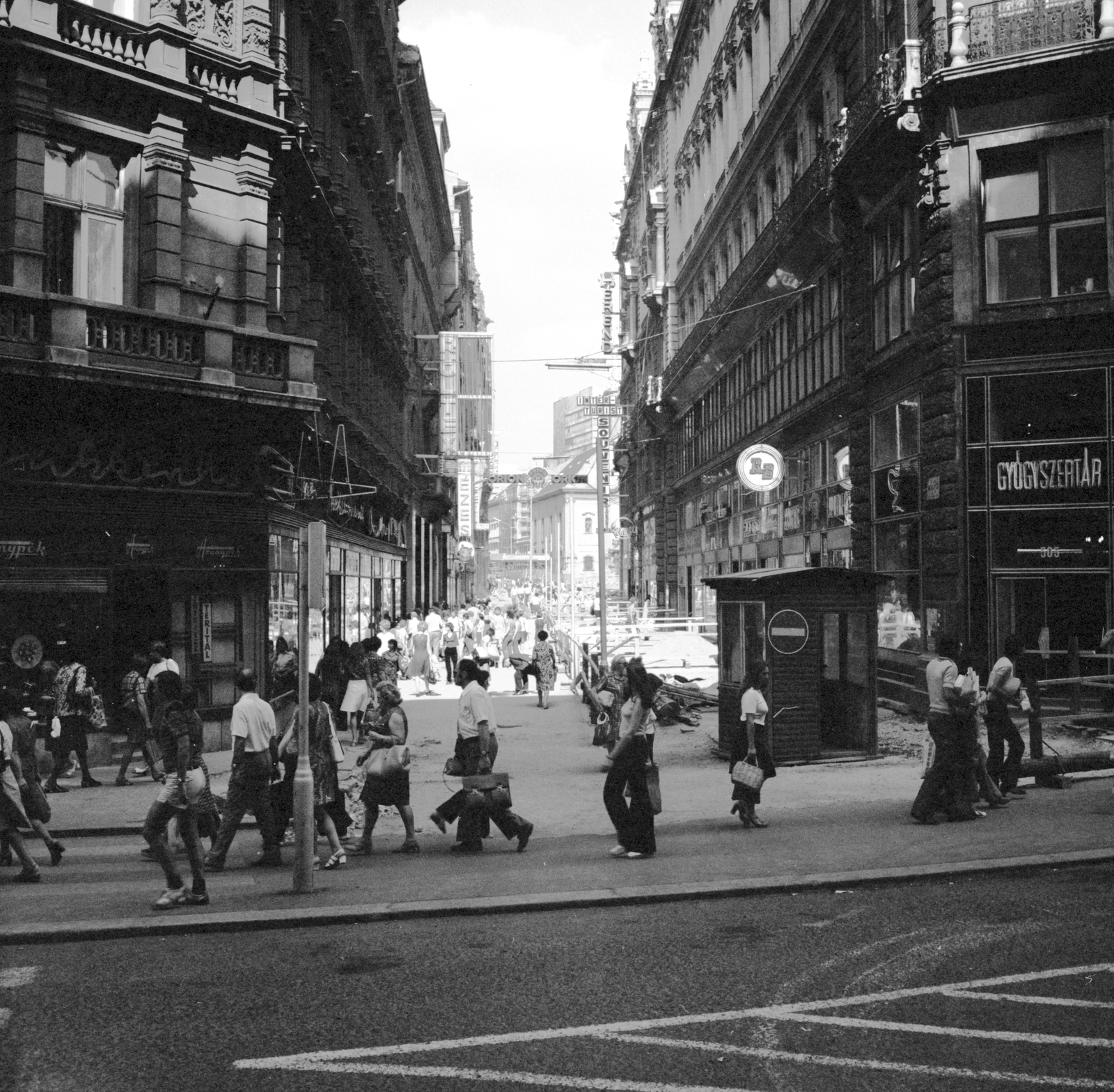 Magyarország, Budapest V., Váci utca, szemben a Kígyó utca., 1976, FŐMTERV, Domonkos Endre, gyógyszertár, Budapest, Fortepan #253683