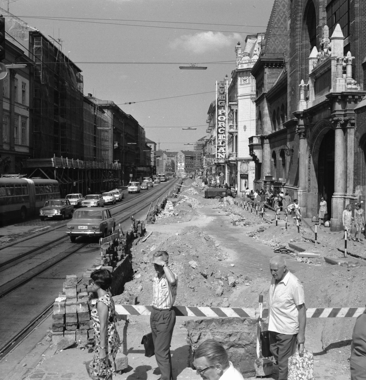 Magyarország, Budapest V.,Budapest IX., Vámház (Tolbuhin) körút a Központi Vásárcsarnok előtt távolban a Kálvin tér., 1976, FŐMTERV, Domonkos Endre, Budapest, Fortepan #253684