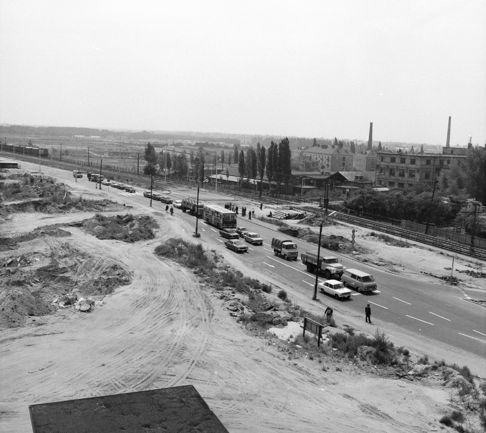 Magyarország, Budapest XX., Helsinki út és a HÉV feletti felüljáró, a Csepeli átjáró építési területe a Topánka utcánál., 1976, FŐMTERV, Domonkos Endre, Budapest, forgalom, ZiL-130, VAZ 2101, Fortepan #253693