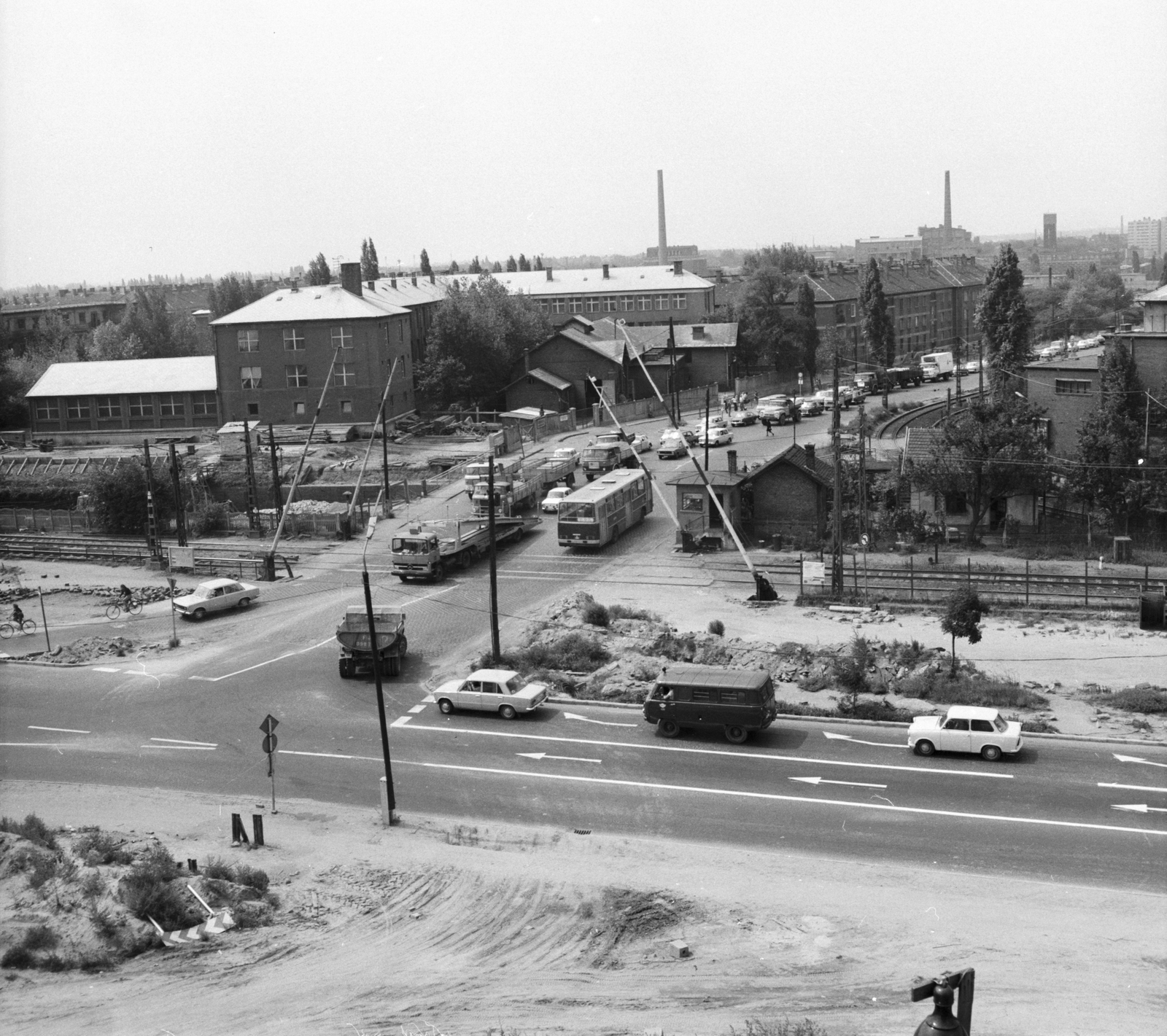 Magyarország, Budapest XX., Helsinki út és a HÉV feletti felüljáró, előtérben a Csepeli átjáró építési területe a Topánka utcánál., 1976, FŐMTERV, Domonkos Endre, Budapest, forgalom, Trabant 601, Polski Fiat 125p, vasúti átkelő, Fortepan #253694