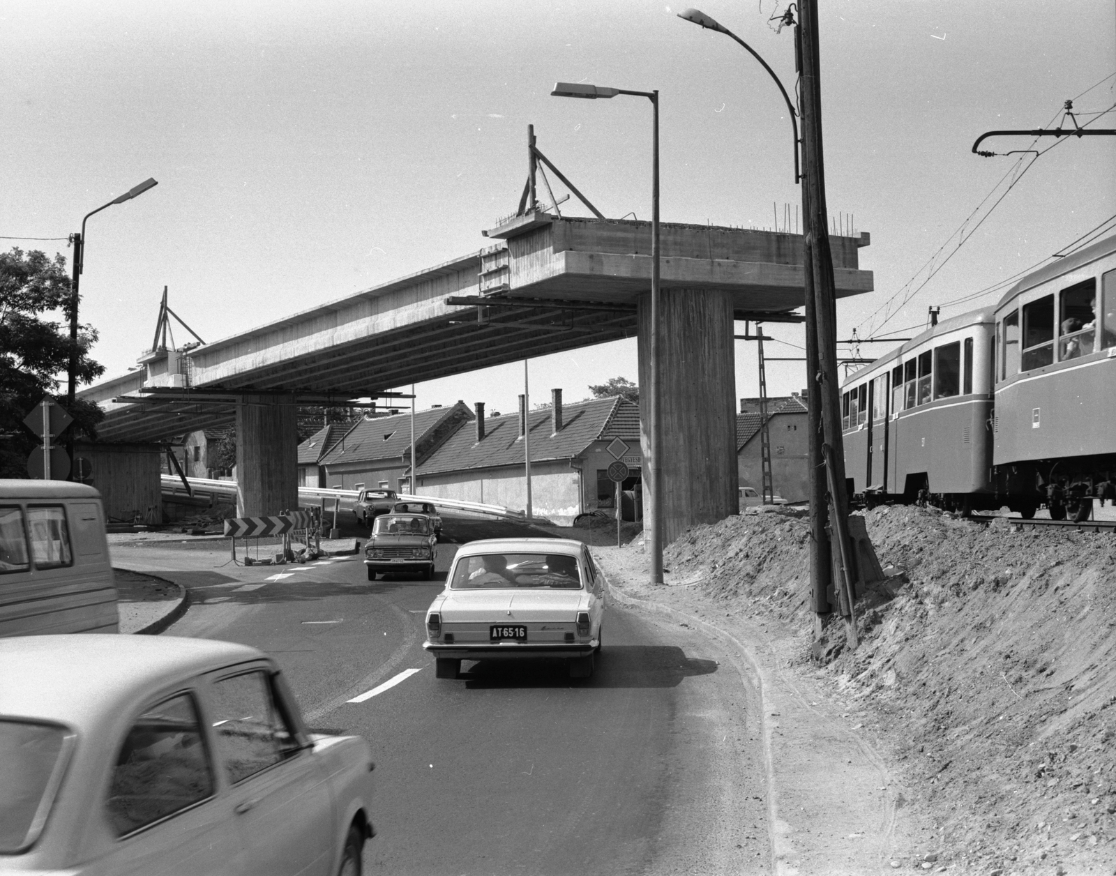 Magyarország, Budapest XX., a Haraszti út és a Grassalkovich út találkozásánál építik a HÉV vonal feletti felüljárót., 1976, FŐMTERV, Domonkos Endre, Budapest, Best of, építkezés, felüljáró, rendszám, Fortepan #253695