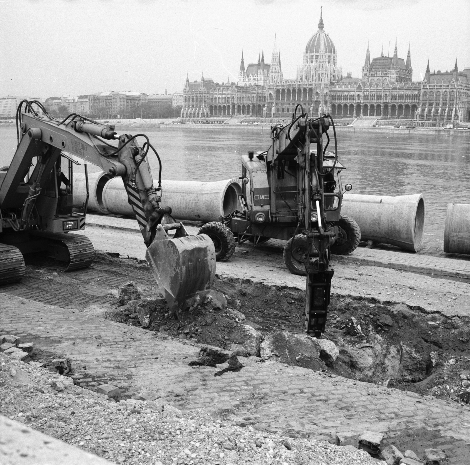 Magyarország, Budapest I.,Budapest V., csatornaépítés a budai alsó rakparton a Batthyány tér közelében. A Duna túlpartján a Parlament., 1976, FŐMTERV, Domonkos Endre, Budapest, Fortepan #253704