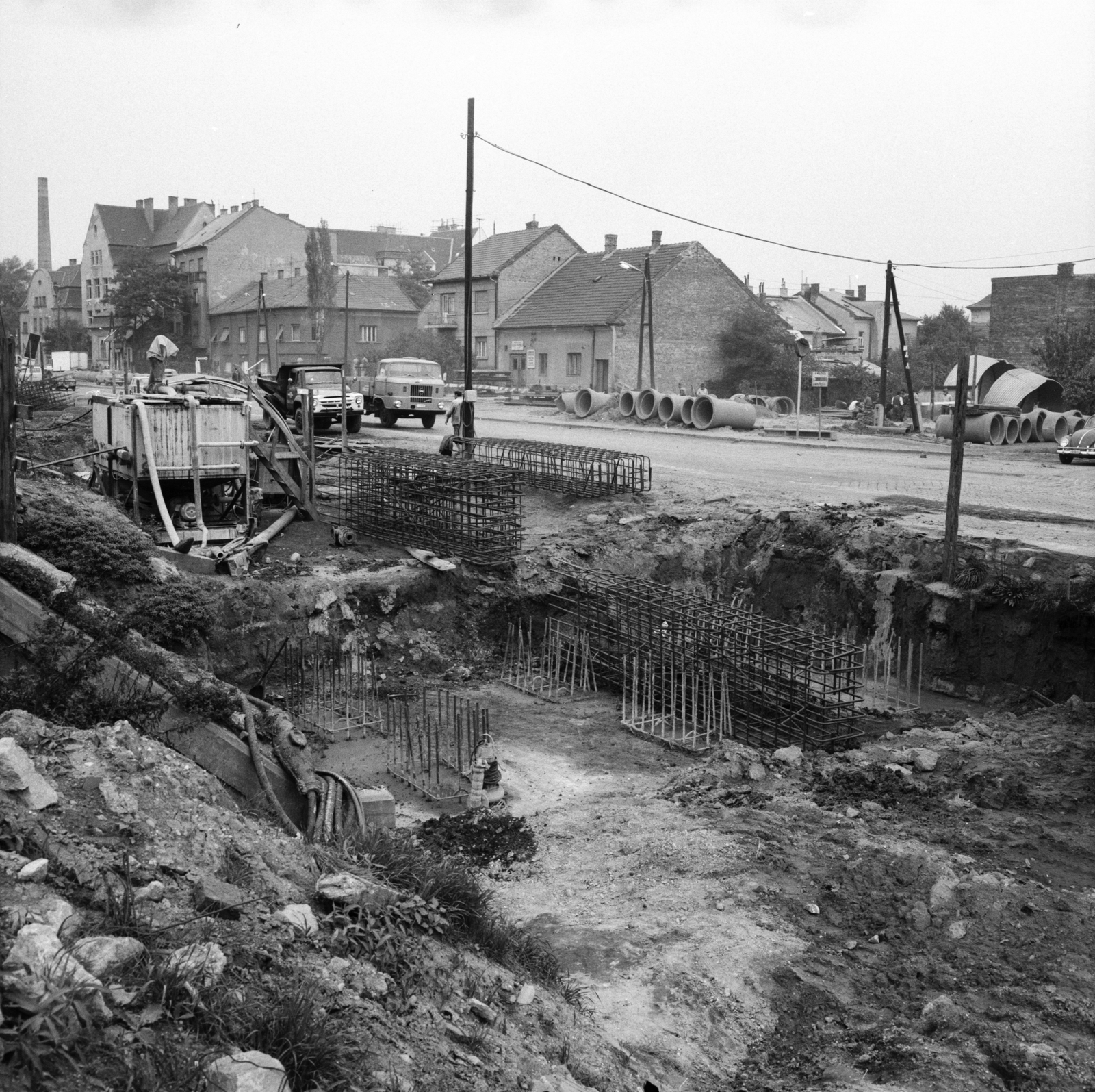 Hungary, Budapest III., Szentendrei út, szemben a túloldalon balra a Körösi Csoma Sándor Gimnázium, jobbra a Mozaik utca sarok. A felvétel a Szentendrei HÉV vonala felett átvezető felüljáró építésekor készült., 1976, FŐMTERV, Budapest, Fortepan #253707