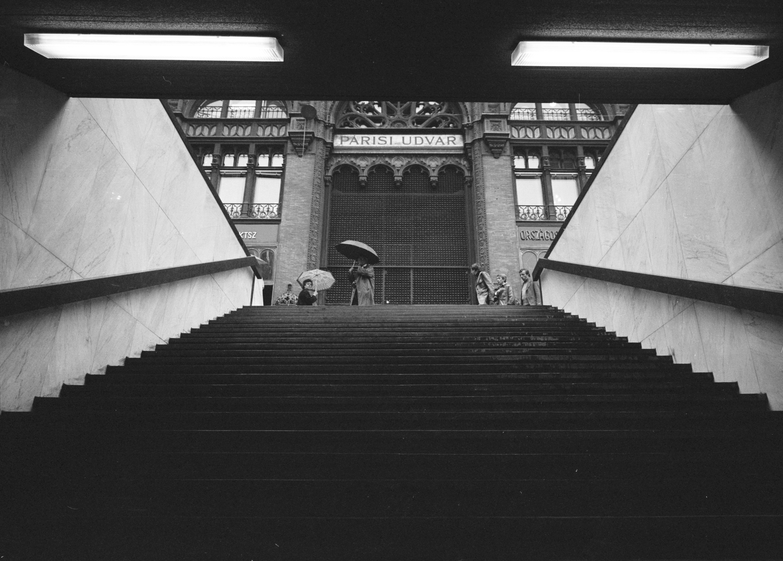 Magyarország, Budapest V., Ferenciek tere (Felszabadulás tér), a Párizsi-udvar bejárata a gyalogos aluljáró lépcsőjéről nézve.., 1976, FŐMTERV, Domonkos Endre, Budapest, Fortepan #253716