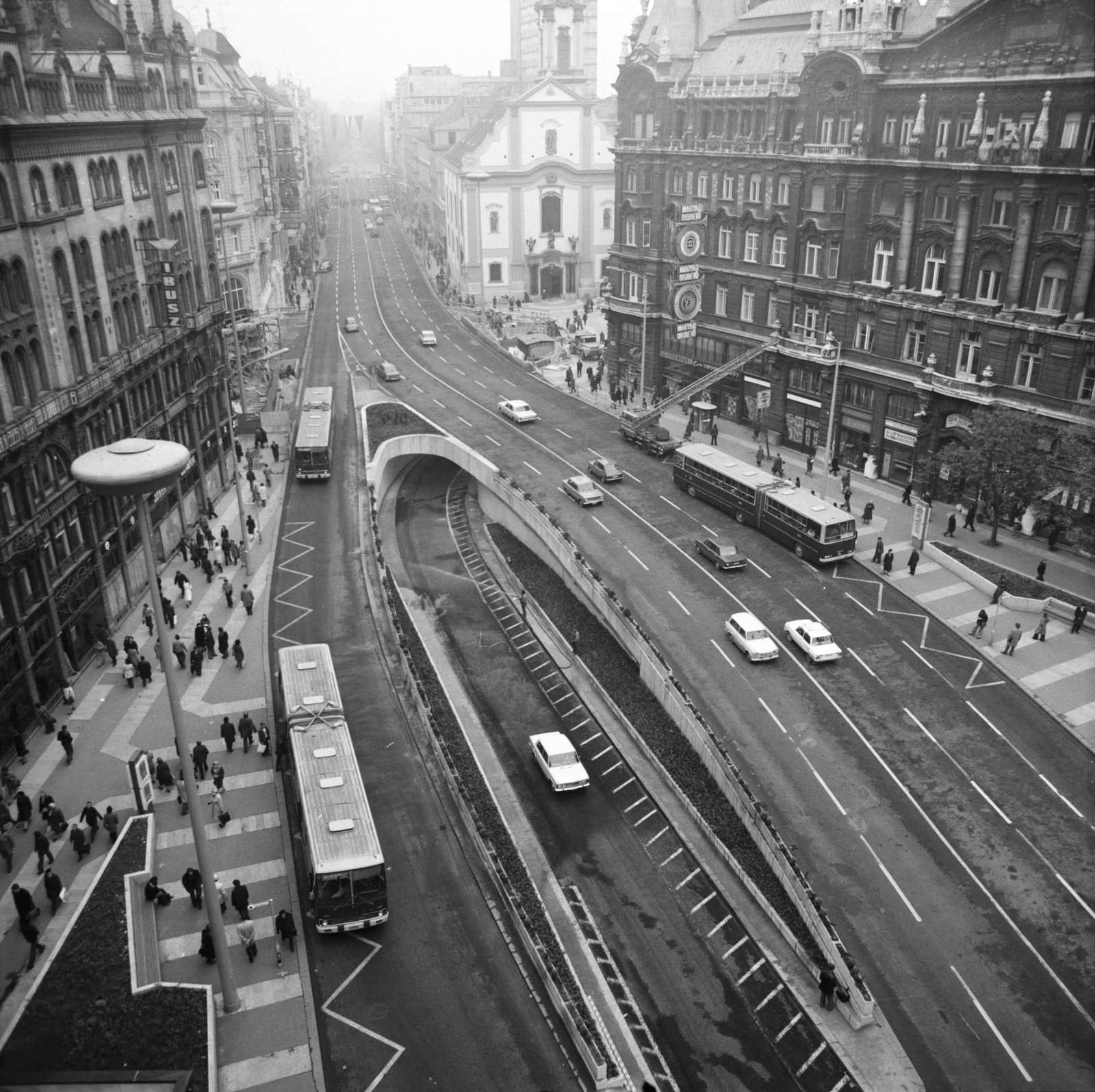 Hungary, Budapest V., Ferenciek tere (Felszabadulás tér), kilátás a Klotild palotából a Kossuth Lajos utca felé, szemben a Belvárosi Ferences templom., 1976, FŐMTERV, Budapest, Fortepan #253718