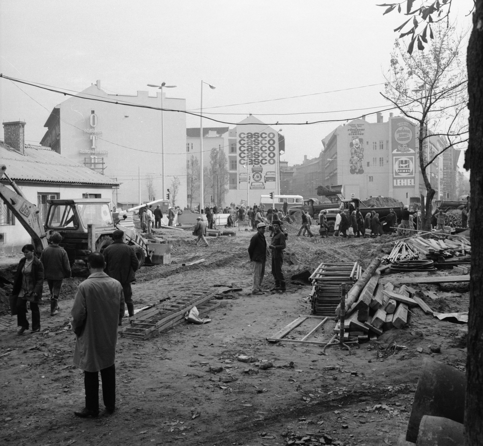 Magyarország, Budapest V.,Budapest VIII., Kálvin tér az aluljáró építése idején, a Kecskeméti utca felől a Baross utca torkolata felé nézve., 1976, FŐMTERV, Domonkos Endre, Budapest, traktor, védősisak, Fortepan #253720