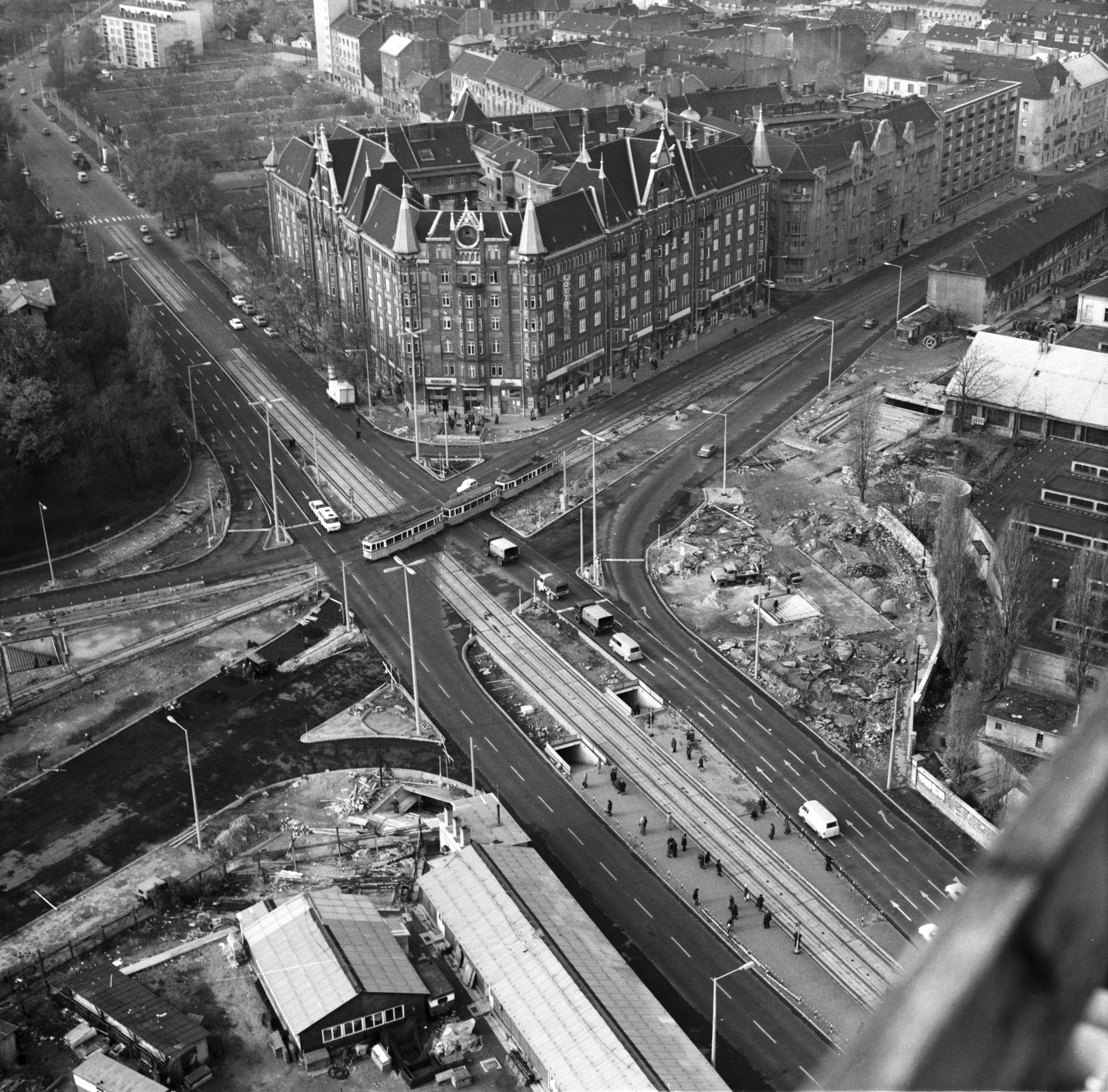 Magyarország, Budapest IX.,Budapest VIII., Nagyvárad tér a SOTE (később Semmelweis Egyetem) Elméleti Tömbjének tetejéről nézve az aluljáró és metróállomás építése idején., 1976, FŐMTERV, Domonkos Endre, Budapest, Fortepan #253721