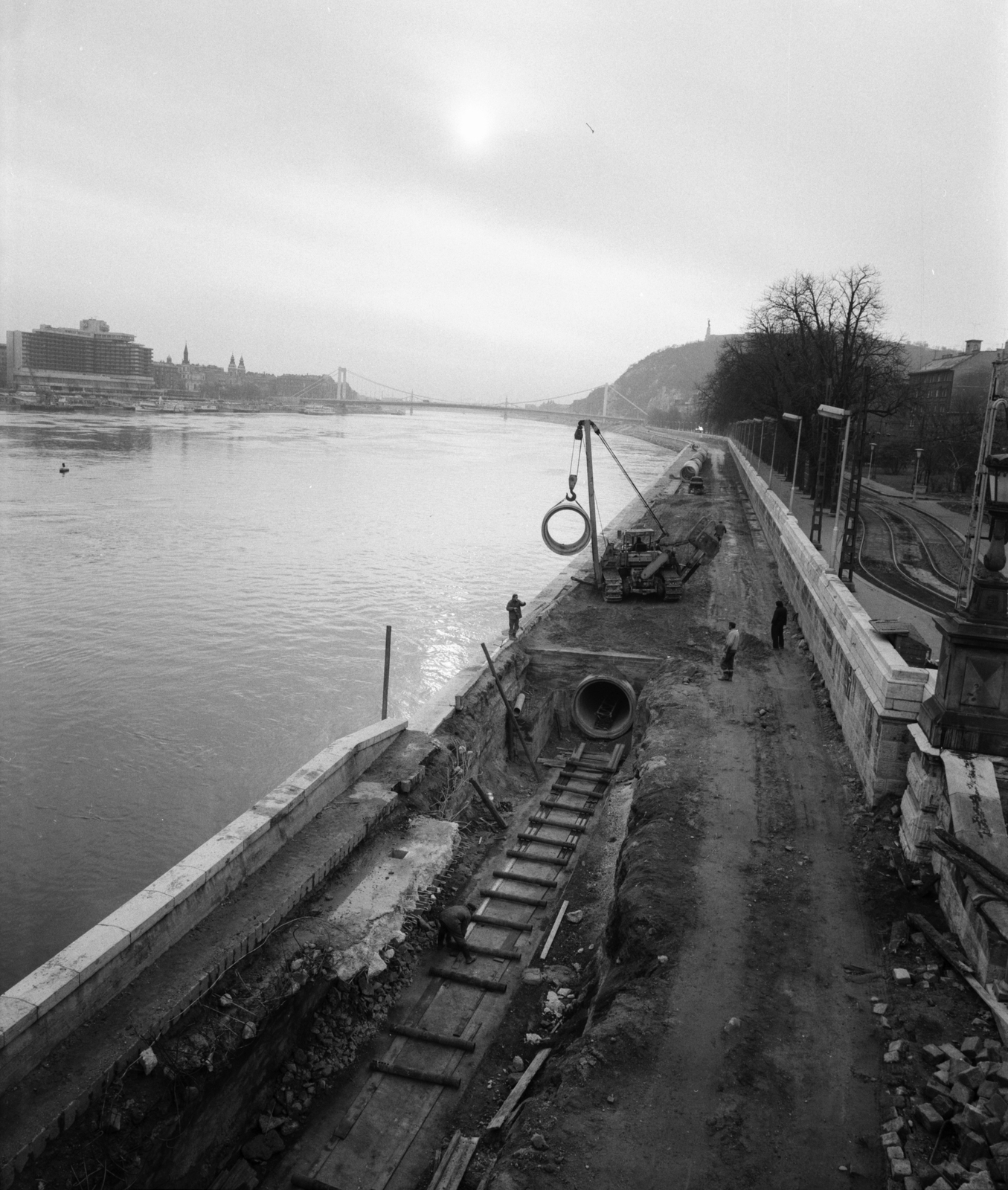 Hungary, Budapest I., csatornaépítés a budai alsó rakparton a Széchenyi Lánchíd közelében. A távolban az Erzsébet híd és a Gellért-hegy., 1977, FŐMTERV, Budapest, Fortepan #253727