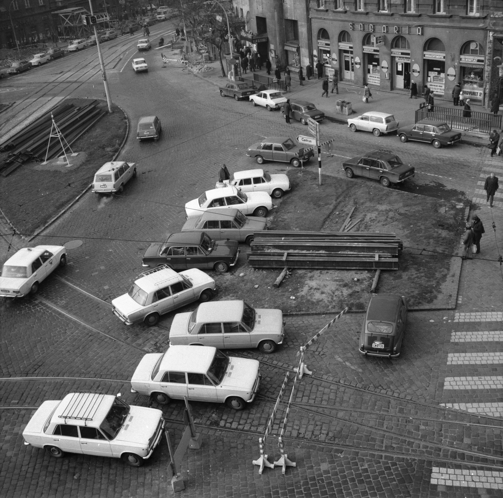 Hungary, Budapest V.,Budapest VI.,Budapest XIII., rálátás a Nyugati (Marx) térre a Westend-házból. Balra a Szent István körút, jobbra a Váci út., 1977, FŐMTERV, Budapest, car park, Fortepan #253729