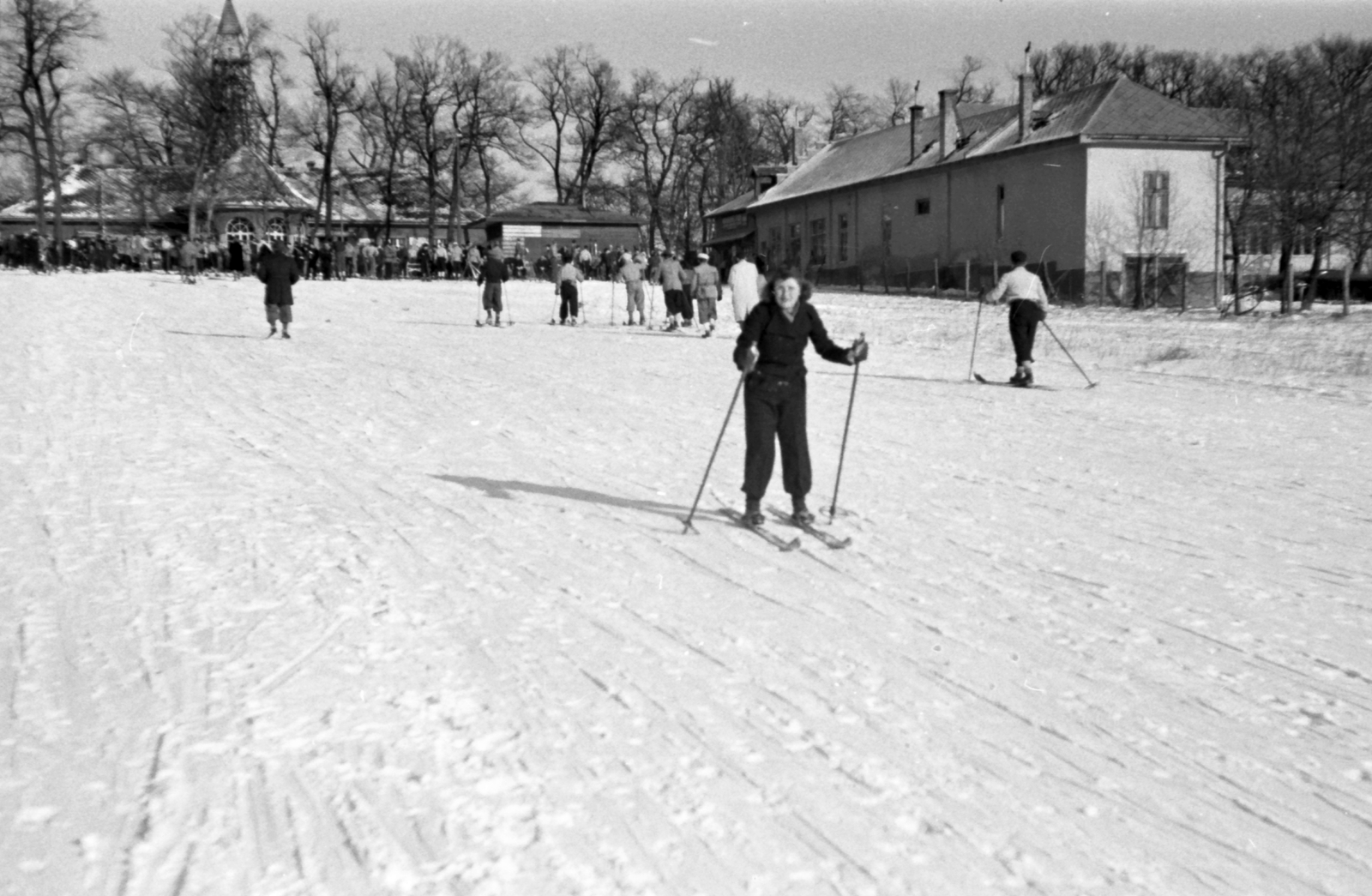 Magyarország, Budapest XII., a Konkoly Thege Miklós út melletti parkos terület (később parkoló lett), szemben az Eötvös útnál a Normafa Síház látható. Jobbra a Normafa étterem és panzió épülete., 1937, Fortepan, síelés, Budapest, Fortepan #25373