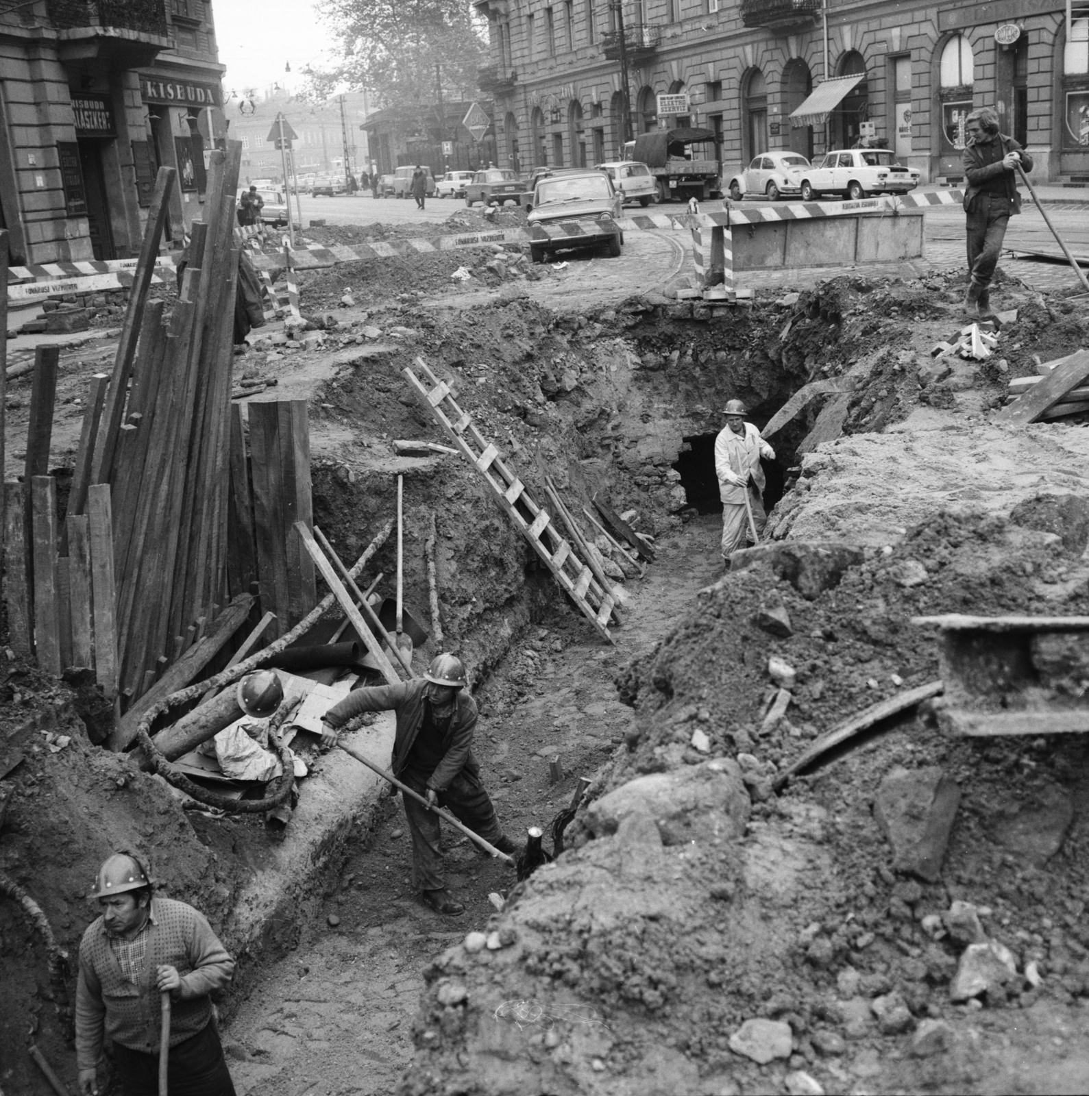 Hungary, Budapest II., csatornaépítés a Frankel Leó út - Török utca találkozásánál. Szemben az Üstökös utca sarkán álló ház után a Lukács fürdő kerítése látható., 1977, FŐMTERV, Budapest, Fortepan #253731