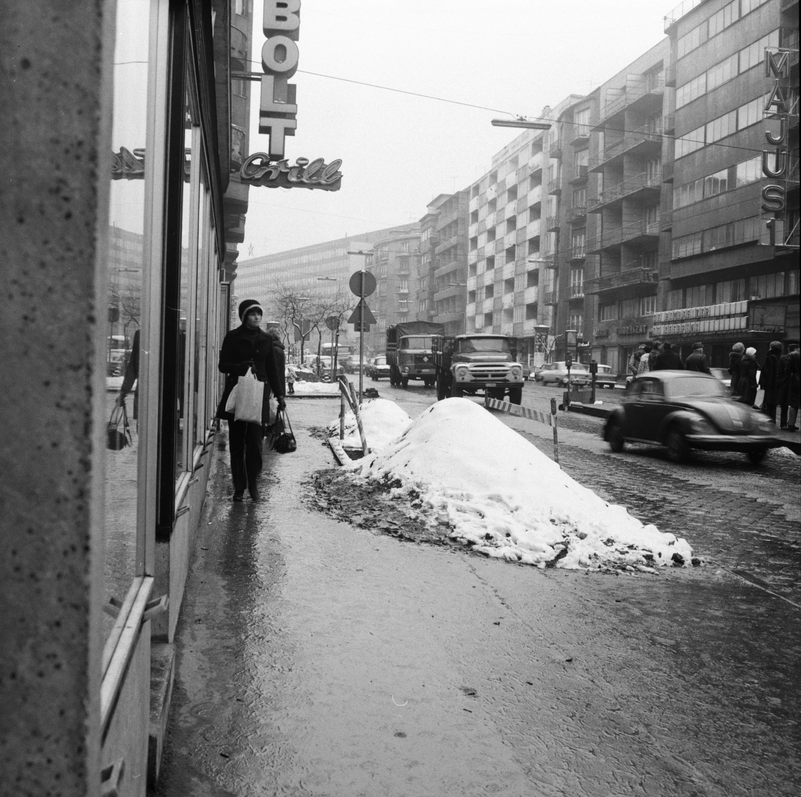 Hungary, Budapest II., Margit körút (Mártírok útja), balra az Erőd utca torkolata, jobbra a Május 1. mozi (később Átrium Film-Színház)., 1977, FŐMTERV, Budapest, Fortepan #253737