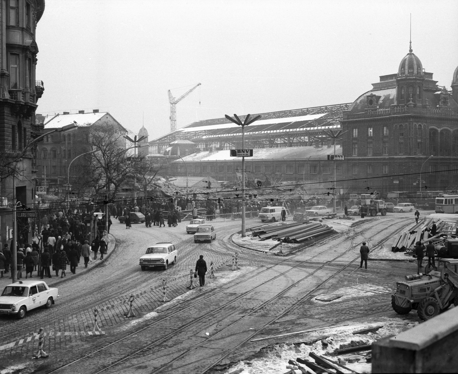 Hungary, Budapest V.,Budapest VI.,Budapest XIII., Nyugati (Marx) tér a Szent István körút felől a Nyugati pályaudvar felé nézve. A felvétel a Westend-ház robbantással történő bontásalor készült., 1978, FŐMTERV, Budapest, Fortepan #253740