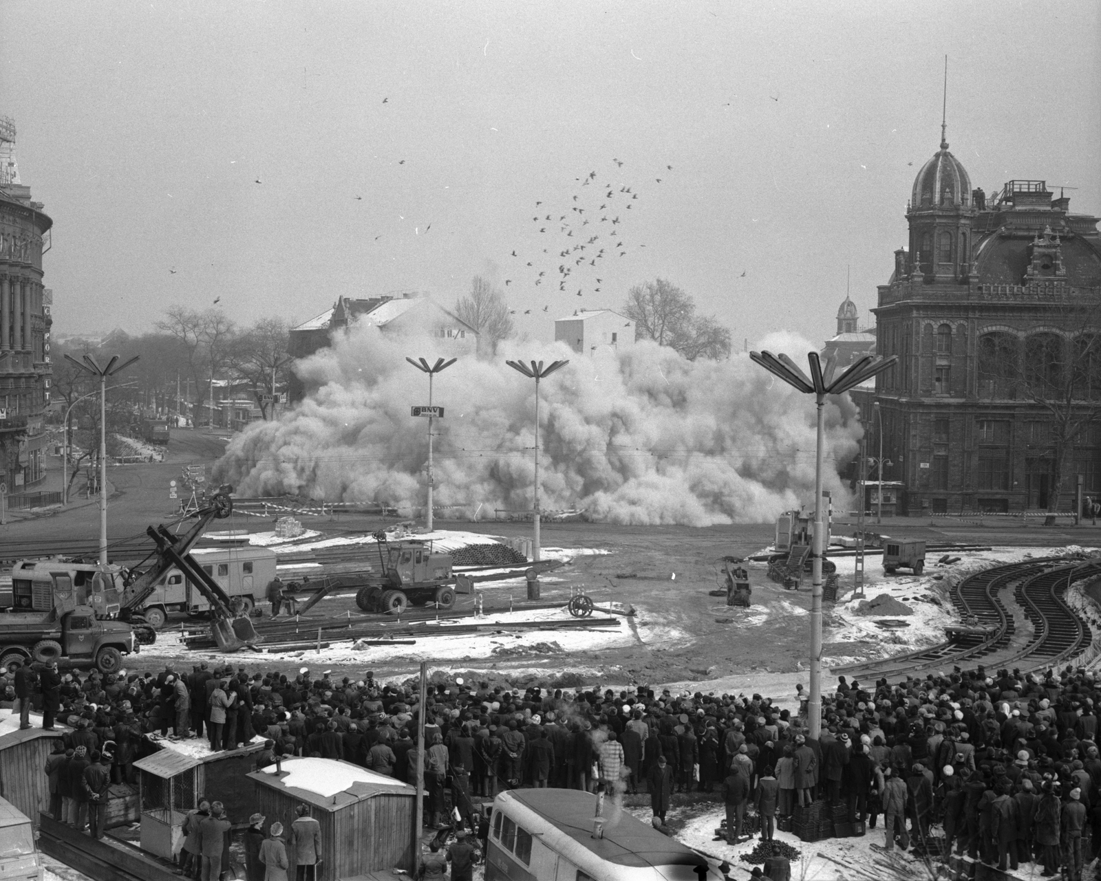 Hungary, Budapest V.,Budapest VI.,Budapest XIII., Nyugati (Marx) tér, a Váci út és a Nyugati pályaudvar közötti terület, a Westend-ház bontása robbantással., 1978, FŐMTERV, Budapest, Best of, machine, mass, gaping, cloud of dust, dove, Fortepan #253741