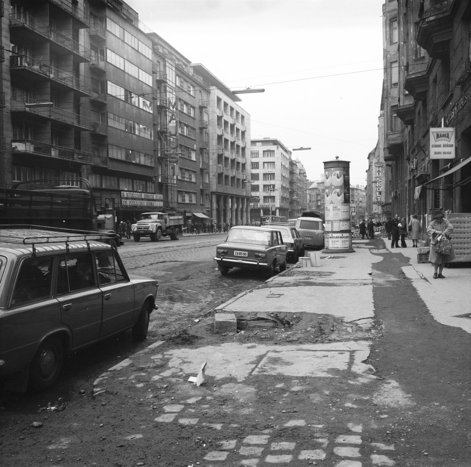 Magyarország, Budapest II., Margit körút (Mártírok útja), balra a Május 1. mozi (később Átrium Film-Színház), távolabb a Keleti Károly utca sarkán álló házak láthatók., 1978, FŐMTERV, Domonkos Endre, Budapest, Fortepan #253743