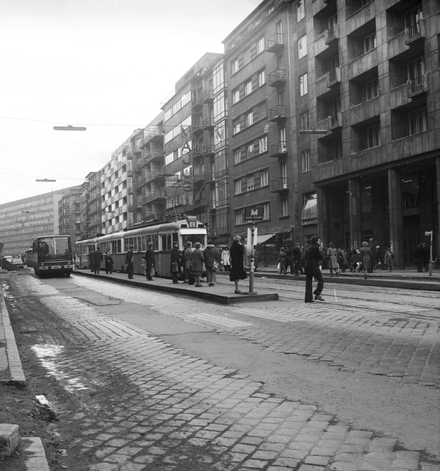 Hungary, Budapest II., Margit körút (Mártírok útja), villamosmegálló a Szász Károly utca - Erőf utca közötti szakaszon. Jobbra a háttérben a Május 1. mozi (később Átrium Film-Színház)., 1978, FŐMTERV, Budapest, Fortepan #253744