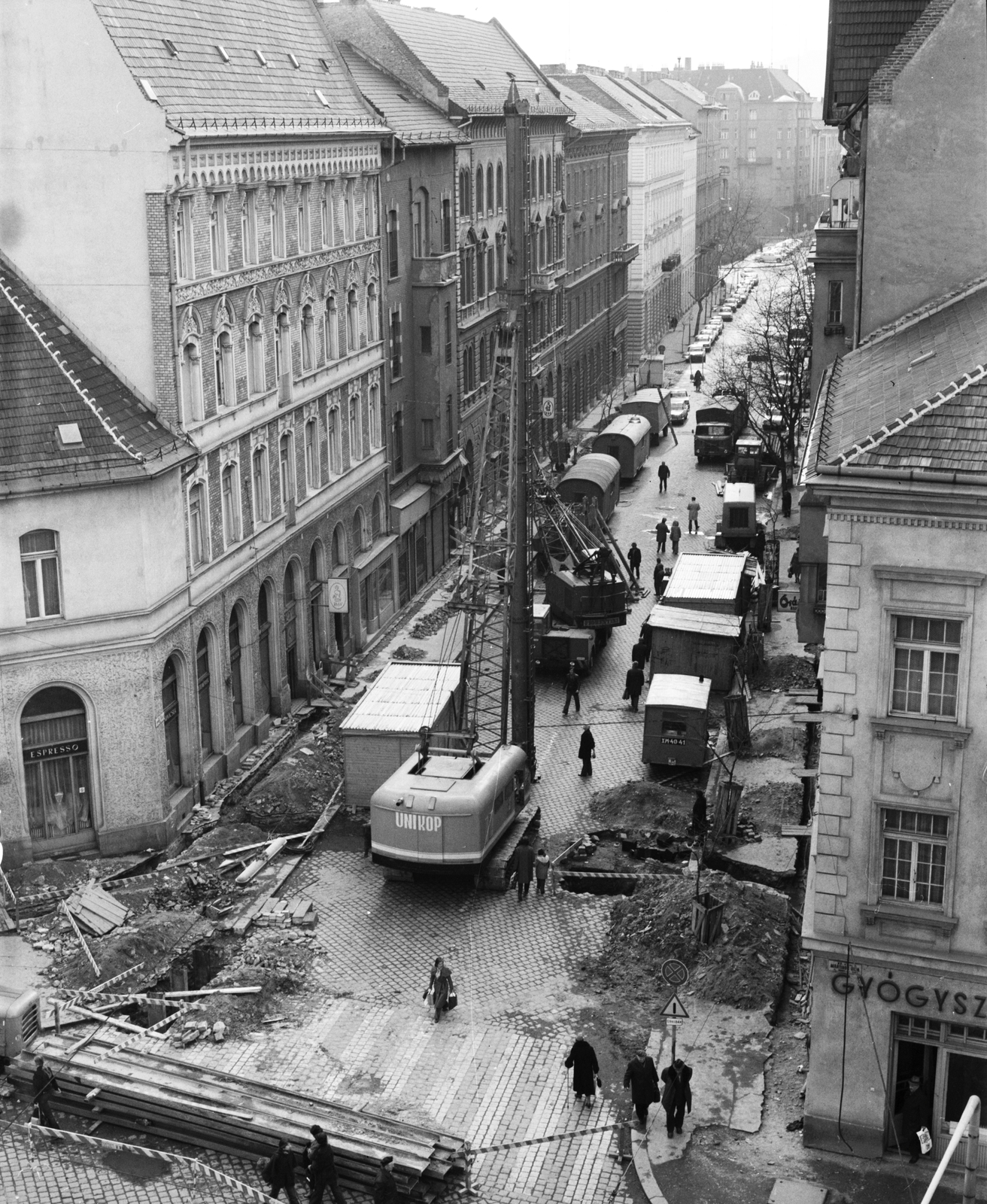 Hungary, Budapest II., Margit körút (Mártírok útja), a gyalogos aluljáró építkezése a Frankel Leó úti kereszteződésnél., 1978, FŐMTERV, Budapest, machine, work pit, crane, Fortepan #253748