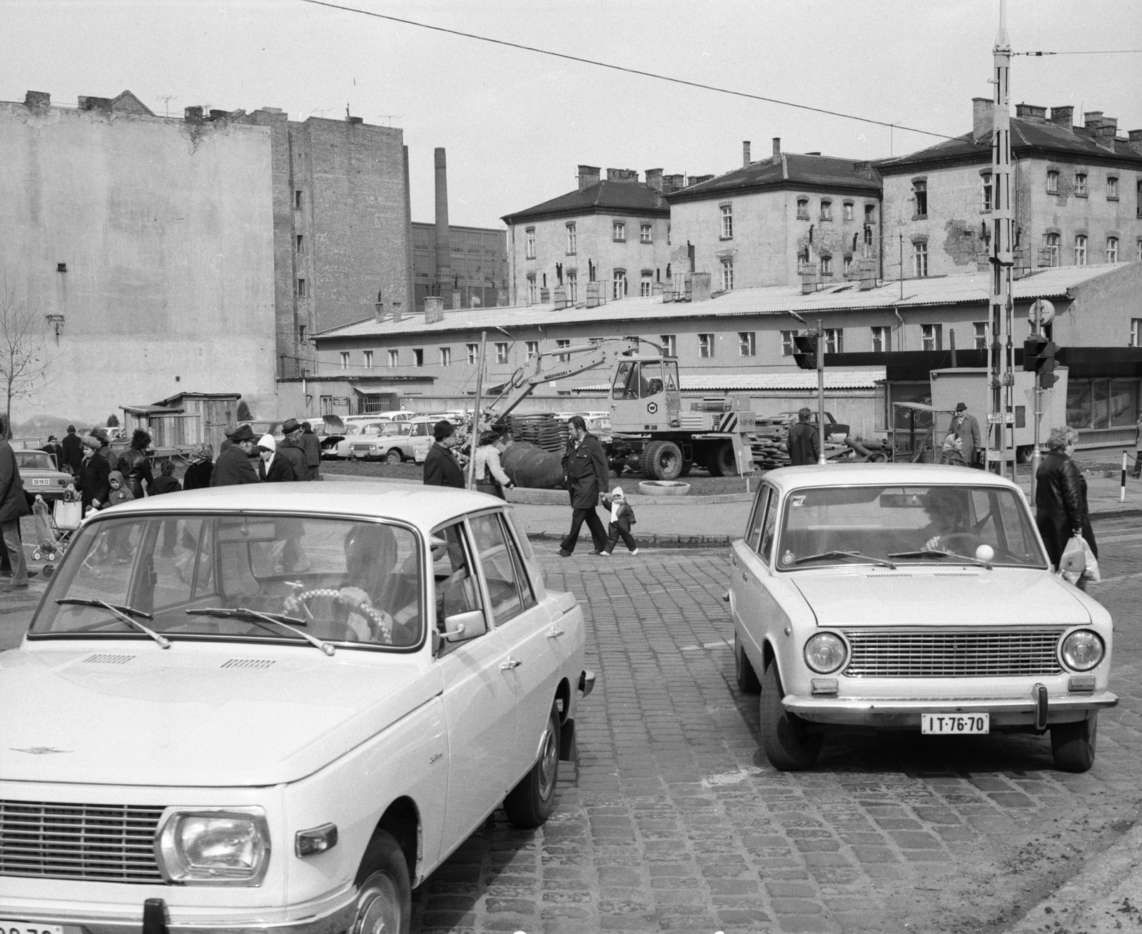Hungary, Budapest II., Margit körútról (Mártírok útja) a Lövőház utcánál, a korábbi metró felvonulási terület mögött jobbra a Margit körúti egykori fogház épülete., 1978, FŐMTERV, Wartburg-brand, number plate, Budapest, Fortepan #253749