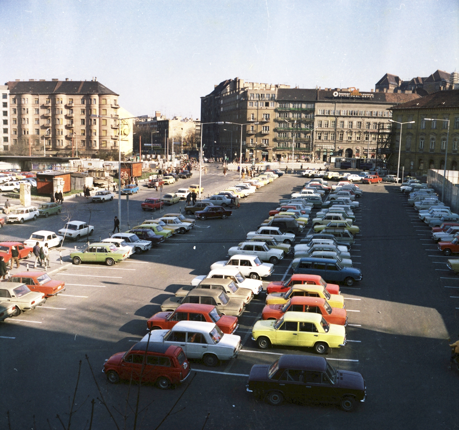 Magyarország, Budapest I.,Budapest II., parkoló a Lövőház utca és a Retek utca között, háttérben a Széna tér és a Csalogány utca torkolata., 1978, FŐMTERV, Domonkos Endre, színes, Budapest, Fortepan #253759