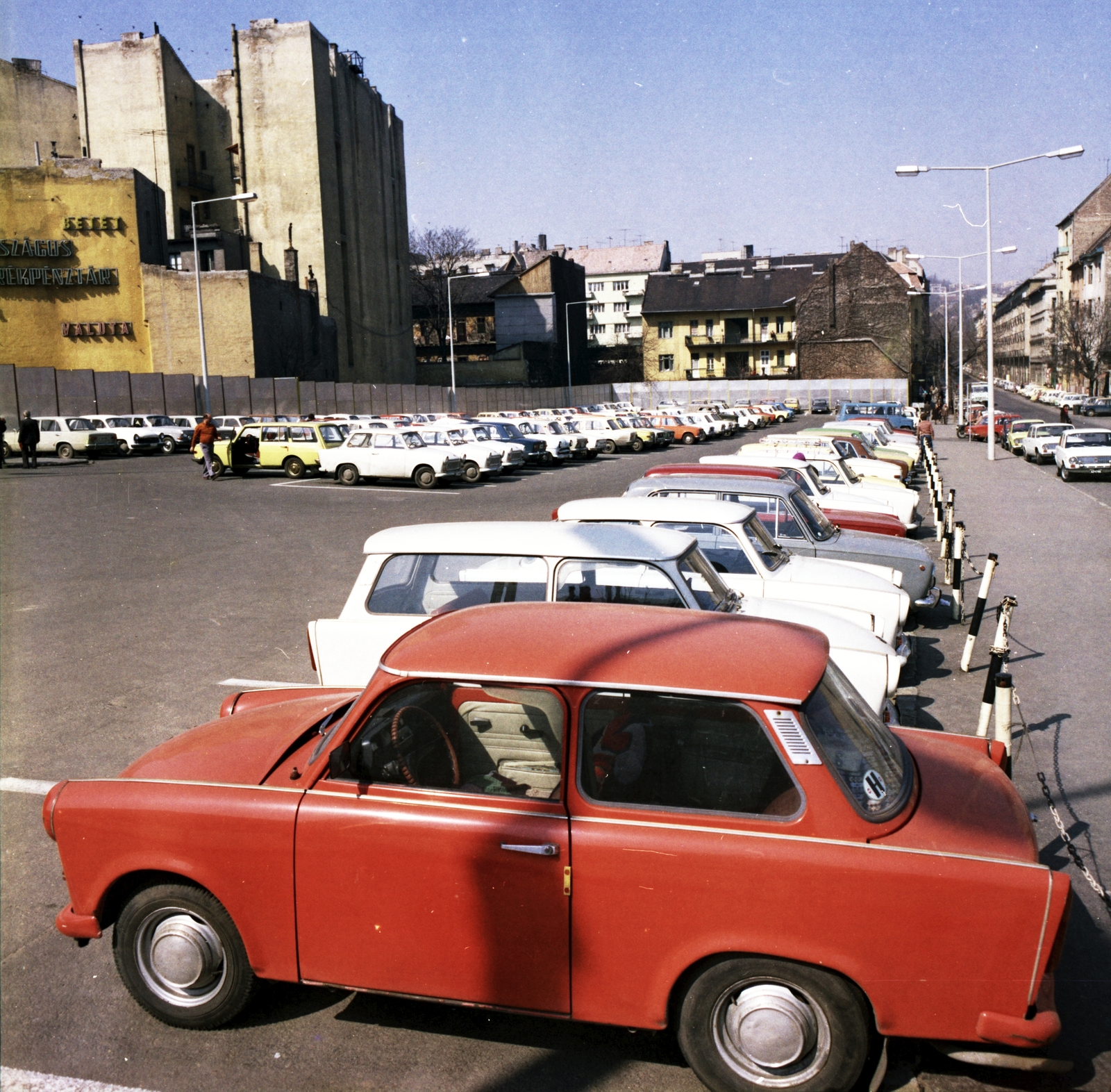 Magyarország, Budapest II., parkoló a Retek utca és a Lövőház utca között a Fény utca felé nézve., 1978, FŐMTERV, Domonkos Endre, színes, Trabant 601, Budapest, parkoló, Fortepan #253761