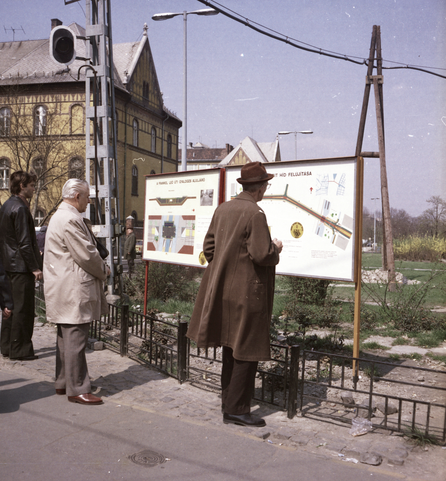 Magyarország, Budapest II., villamos-végállomás a Margit híd budai hídfőjénél, háttérben a mai Germanus Gyula park balra az ORFI épülete (később Budai Irgalmasrendi Kórház)., 1978, FŐMTERV, Domonkos Endre, színes, Budapest, Fortepan #253762