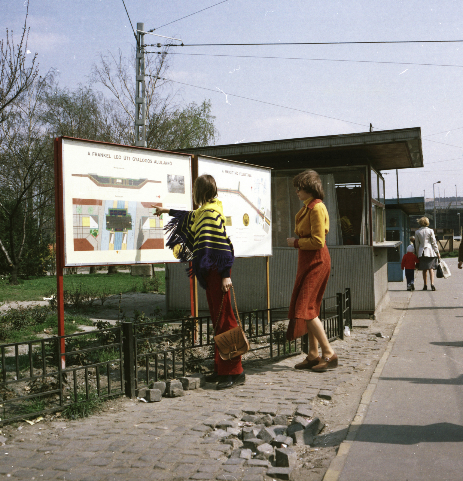 Hungary, Budapest II., villamos-végállomás a Margit híd budai hídfőjénél., 1978, FŐMTERV, colorful, Budapest, Fortepan #253763