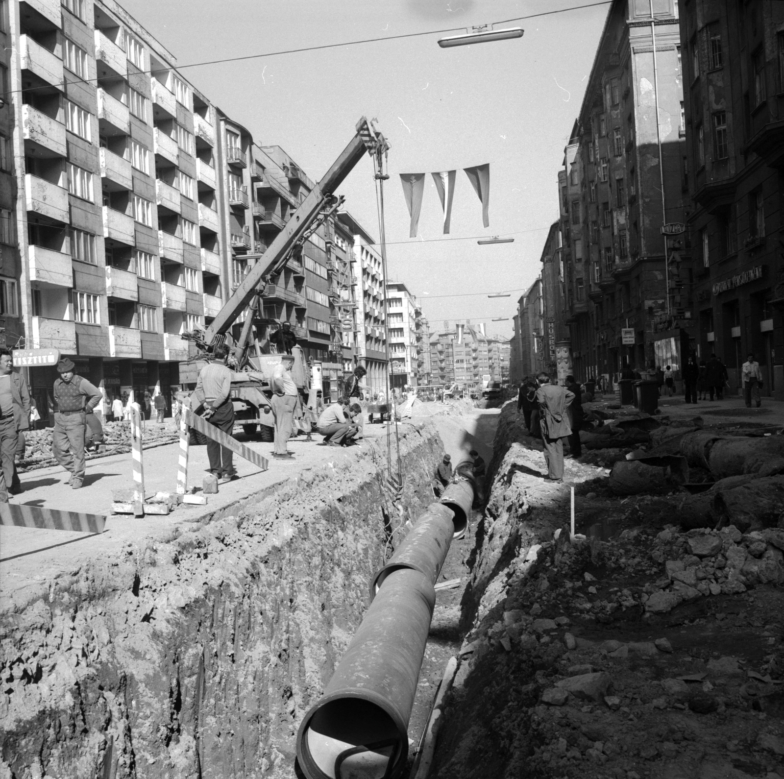 Magyarország, Budapest II., korszerűsítik és felújítják a Margit körút (Mártírok útja) teljes közműhálózatát és az útpályát. A felvétel a Jurányi utcától a Bem József utca irányába készült., 1978, FŐMTERV, Domonkos Endre, Budapest, Fortepan #253764