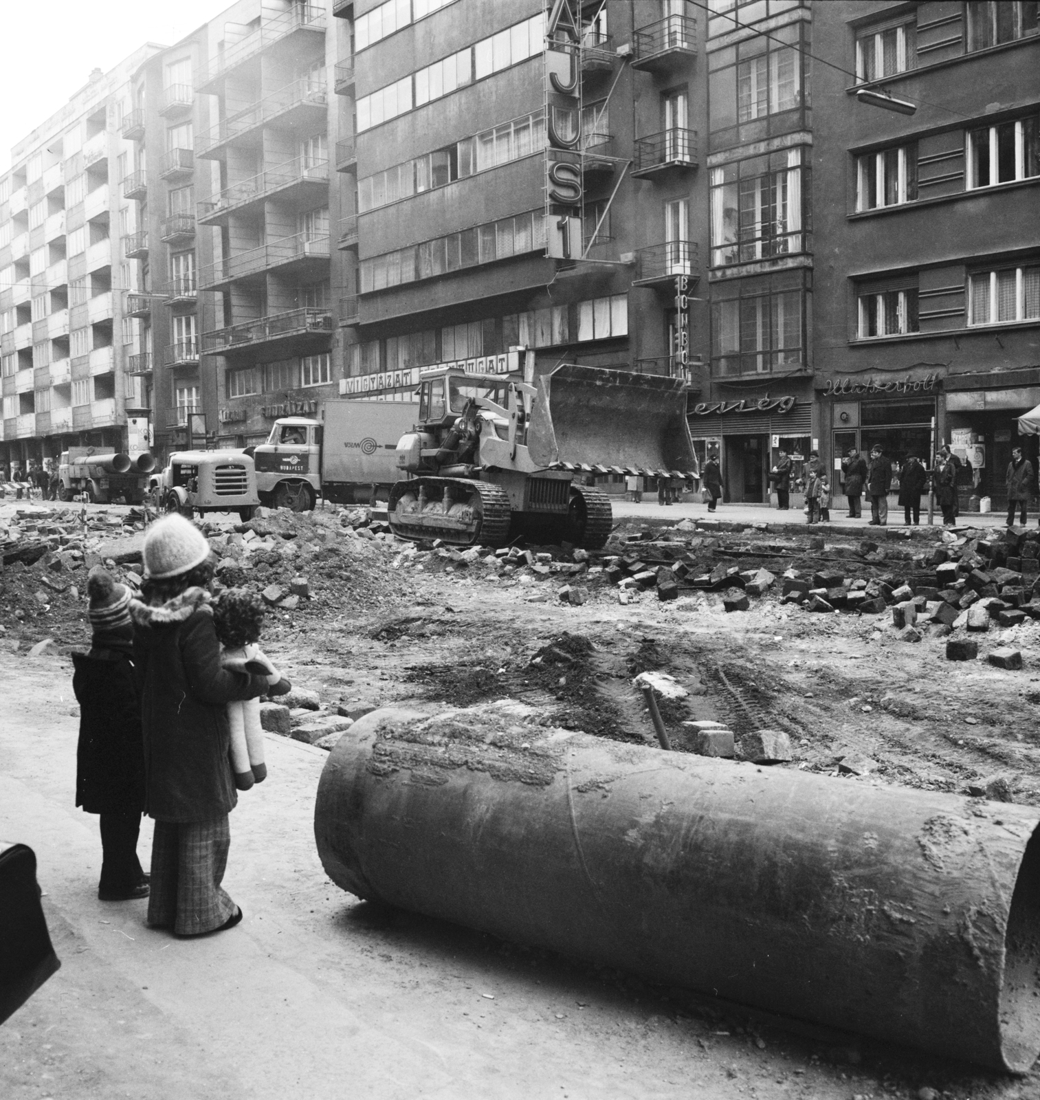 Magyarország, Budapest II., korszerűsítik és felújítják a Margit körút (Mártírok útja) teljes közműhálózatát és az útpályát. A munkagép mögött háttérben az 55. számú épületben a Május 1. mozi (később Átrium Film-Színház)., 1978, FŐMTERV, Domonkos Endre, Budapest, Fortepan #253765