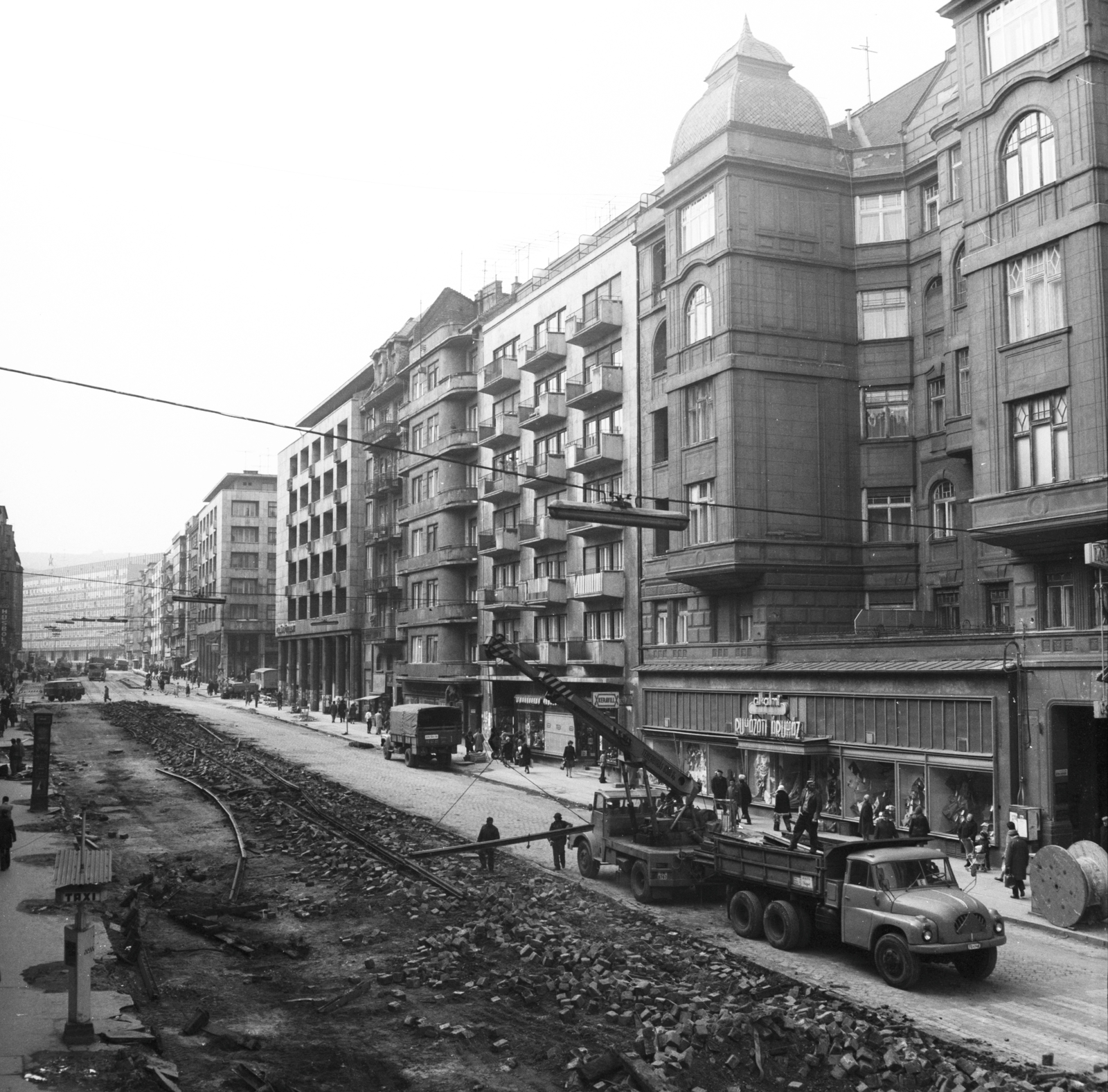 Magyarország, Budapest II., korszerűsítik és felújítják a Margit körút (Mártírok útja) teljes közműhálózatát és az útpályát. A felvétel a Bem József utcától a Keleti Károly utca irányába készült., 1978, FŐMTERV, Domonkos Endre, Budapest, Fortepan #253767