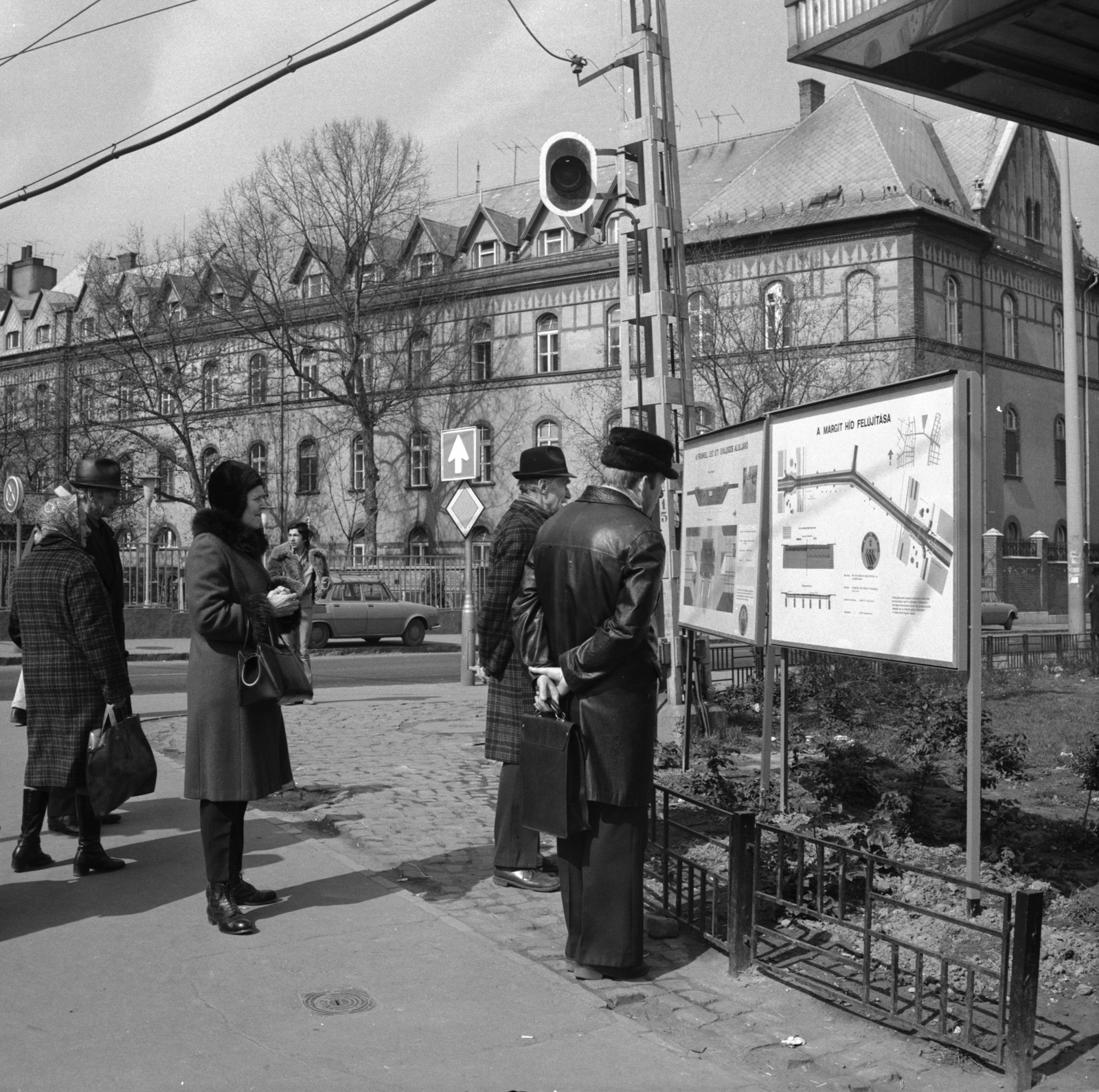 Magyarország, Budapest II., villamos-végállomás a Margit híd budai hídfőjénél, háttérben a mai Germanus Gyula park balra az ORFI épülete (később Budai Irgalmasrendi Kórház)., 1978, FŐMTERV, Domonkos Endre, Budapest, Fortepan #253769