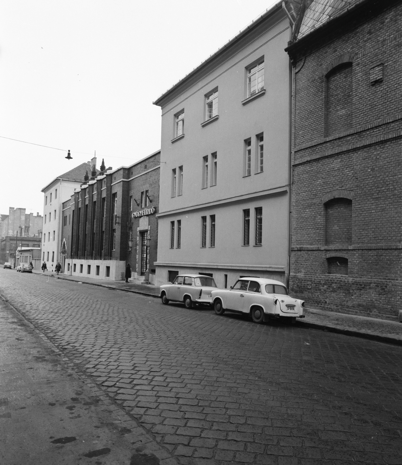 Magyarország, Budapest IX., a Dandár utca Vaskapu utca - Soroksári út közötti házsora, szemben a Dandár Gyórgyfürdő., 1978, FŐMTERV, Domonkos Endre, Trabant 500, Trabant 601, Trabant 600, Budapest, Fortepan #253779