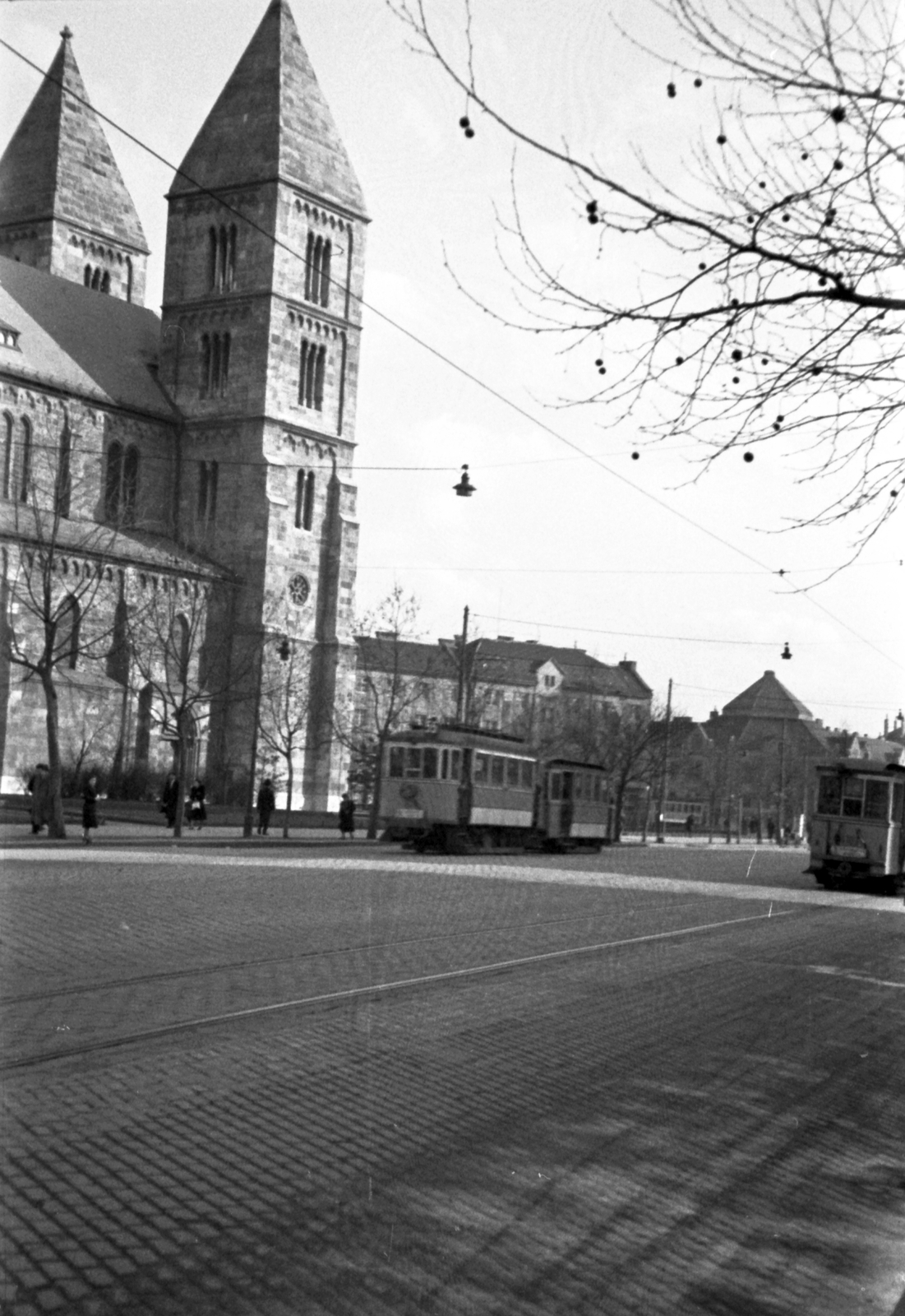 Hungary, Budapest XIII., Váci út, balra az Árpád-házi Szent Margit-templom, szemben a Szent Margit (Ferdinánd) tér, a Lehel utca házsora., 1942, Fortepan, tram, Catholic Church, romanesque revival architect, Budapest, István Möller-design, Fortepan #25378