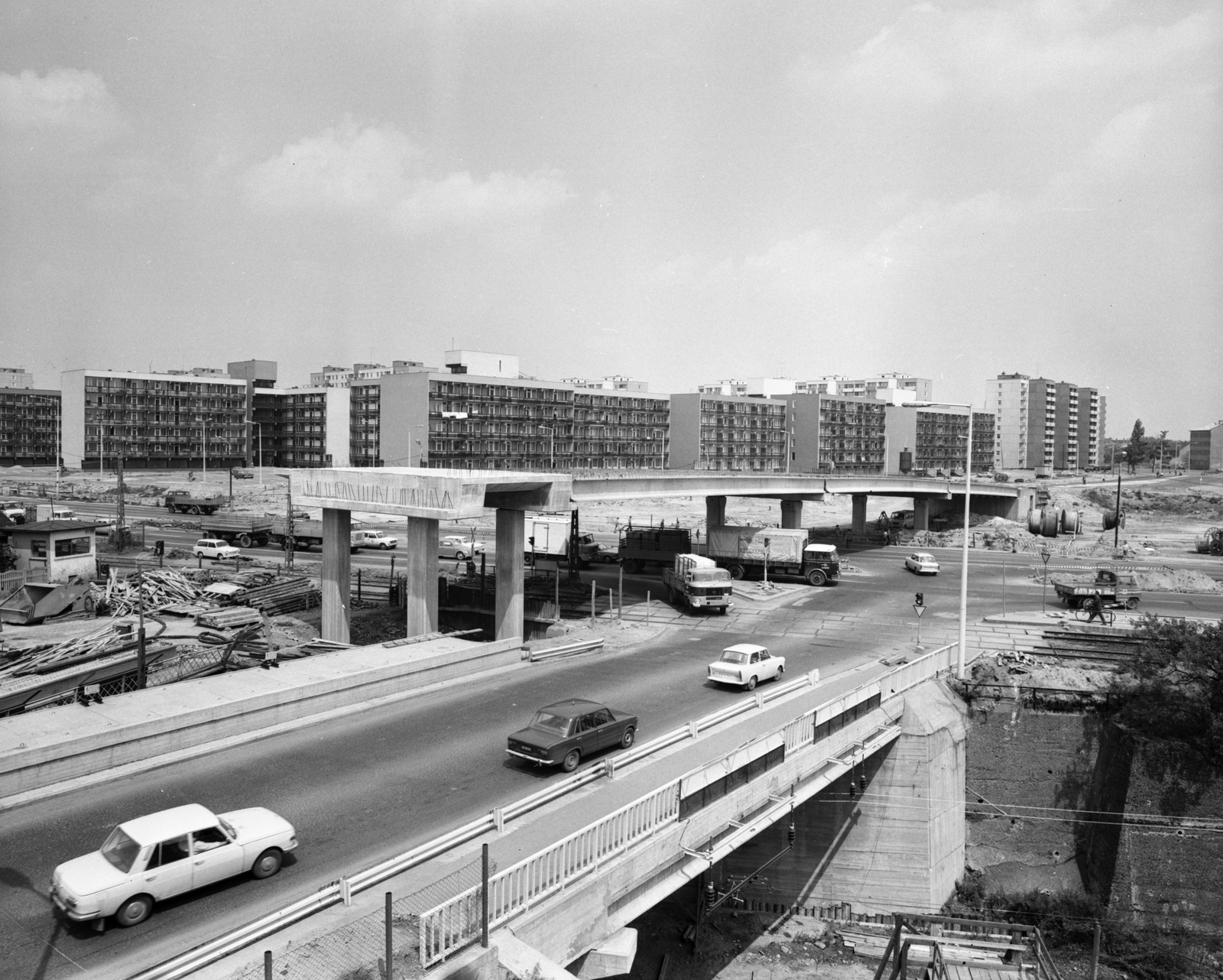 Hungary, Budapest XX., Helsinki út és a HÉV feletti felüljáró, a Csepeli átjáró építése. Háttérben a János utca - Bross utca - Topánka utca határolta területen álló házak láthatók., 1978, FŐMTERV, Budapest, traffic, Fortepan #253784