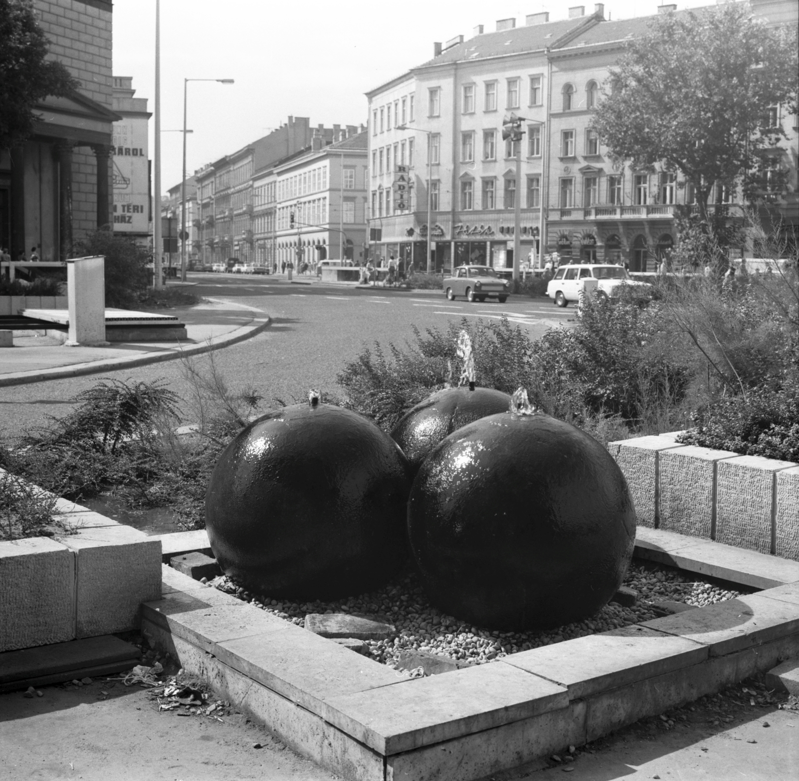 Magyarország, Budapest IX.,Budapest V., Kálvin tér a Ráday utca torkolatától a Vámház (Tolbuhin) körút felé nézve, balra a református templom., 1978, FŐMTERV, Domonkos Endre, golyó, szökőkút, Budapest, Fortepan #253788