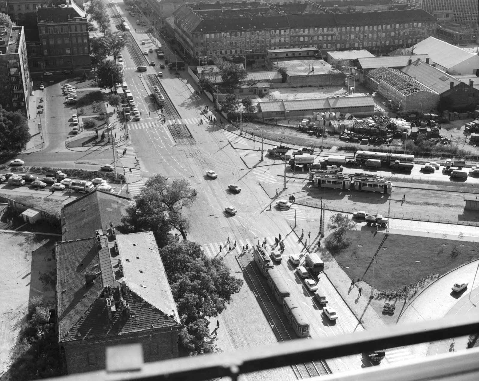 Magyarország, Budapest XIII., kilátás a SZOT irodaházból (később Nyugdíjfolyósító) a Váci út - Róbert Károly körút kereszteződésére. Jobbra az Árpád híd pesti hídfője, szemben a Hétház munkáskolónia épületeinek Árbóc utcai homlokzata., 1978, FŐMTERV, Domonkos Endre, Budapest, Fortepan #253791