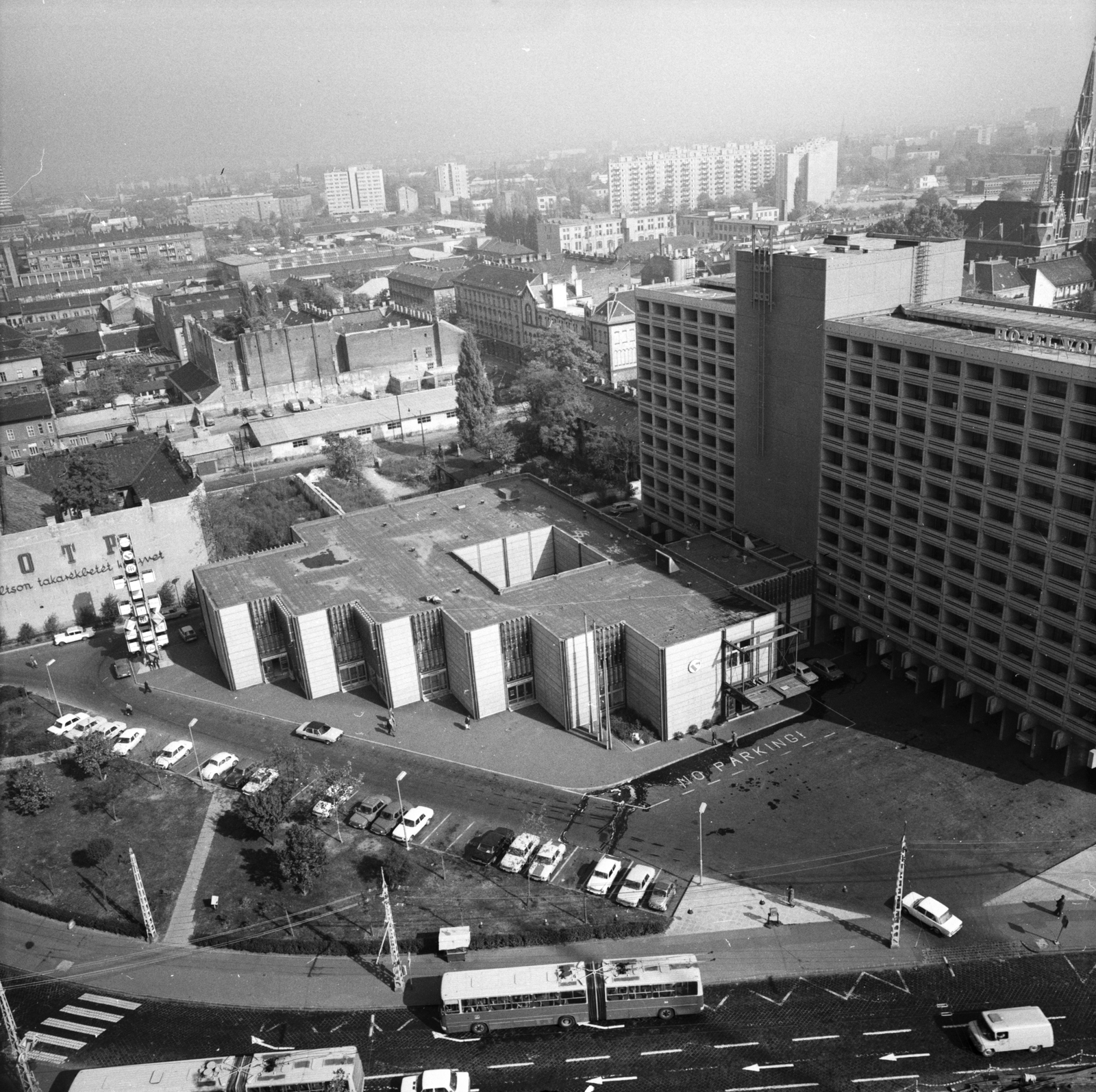 Magyarország, Budapest XIII., Váci út - Dózsa György út sarok, Volga szálló. Háttérben a Huba utcai karmelita templom., 1978, FŐMTERV, Domonkos Endre, Budapest, Fortepan #253801