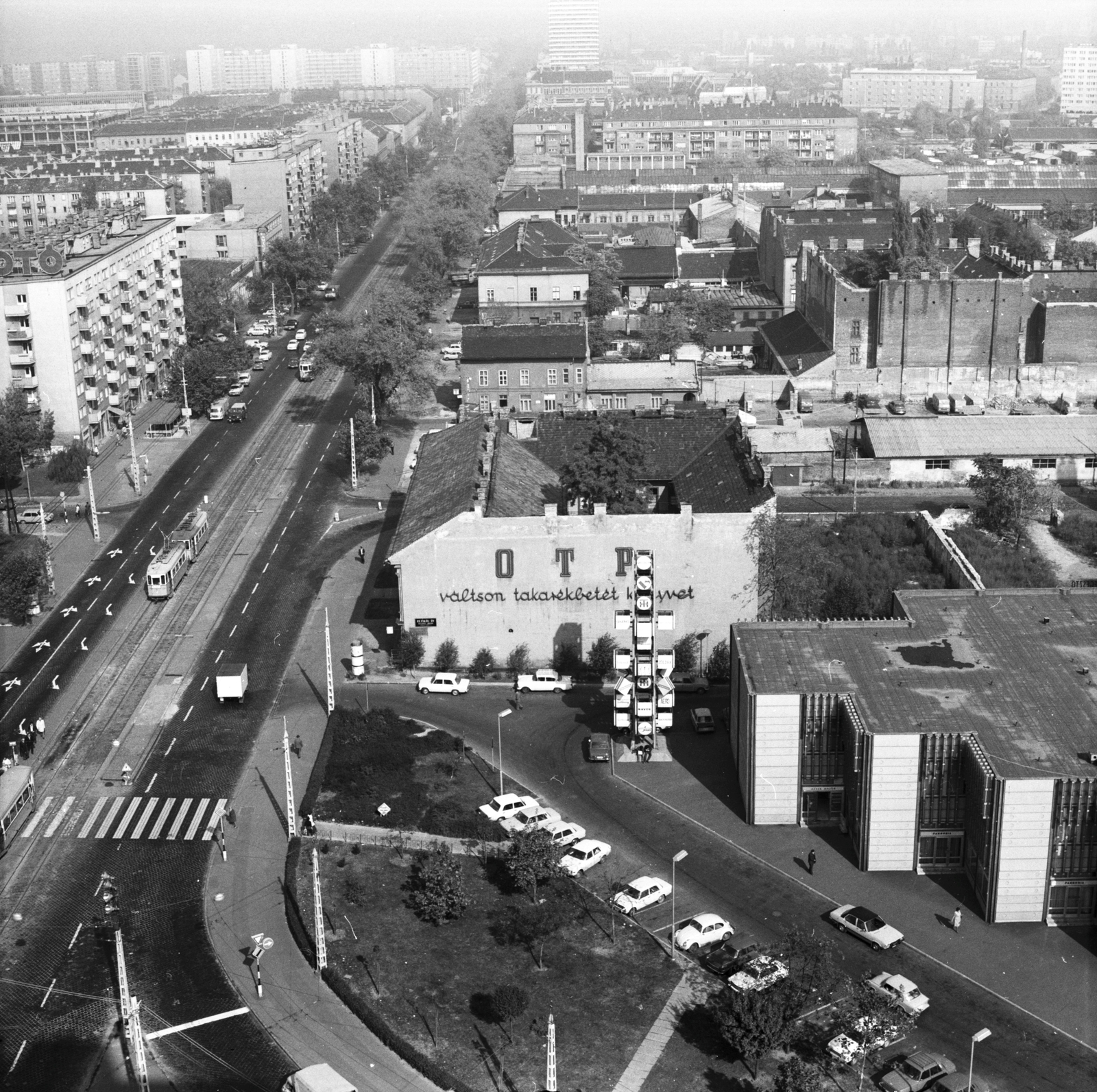 Magyarország, Budapest XIII., rálátás a Vízművek székházából a Váci út - Dózsa György út sarokra, parkoló a Volga szálló előtt., 1978, FŐMTERV, Domonkos Endre, Budapest, Fortepan #253803