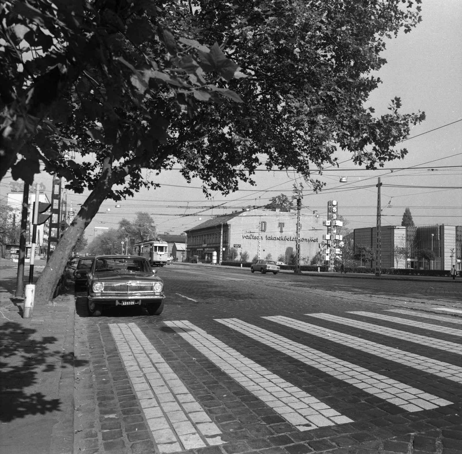 Hungary, Budapest XIII., Váci út, jobbra a Dózsa György út sarkán a Volga szálló., 1978, FŐMTERV, Budapest, cobblestones, crosswalk, tram, Fortepan #253807