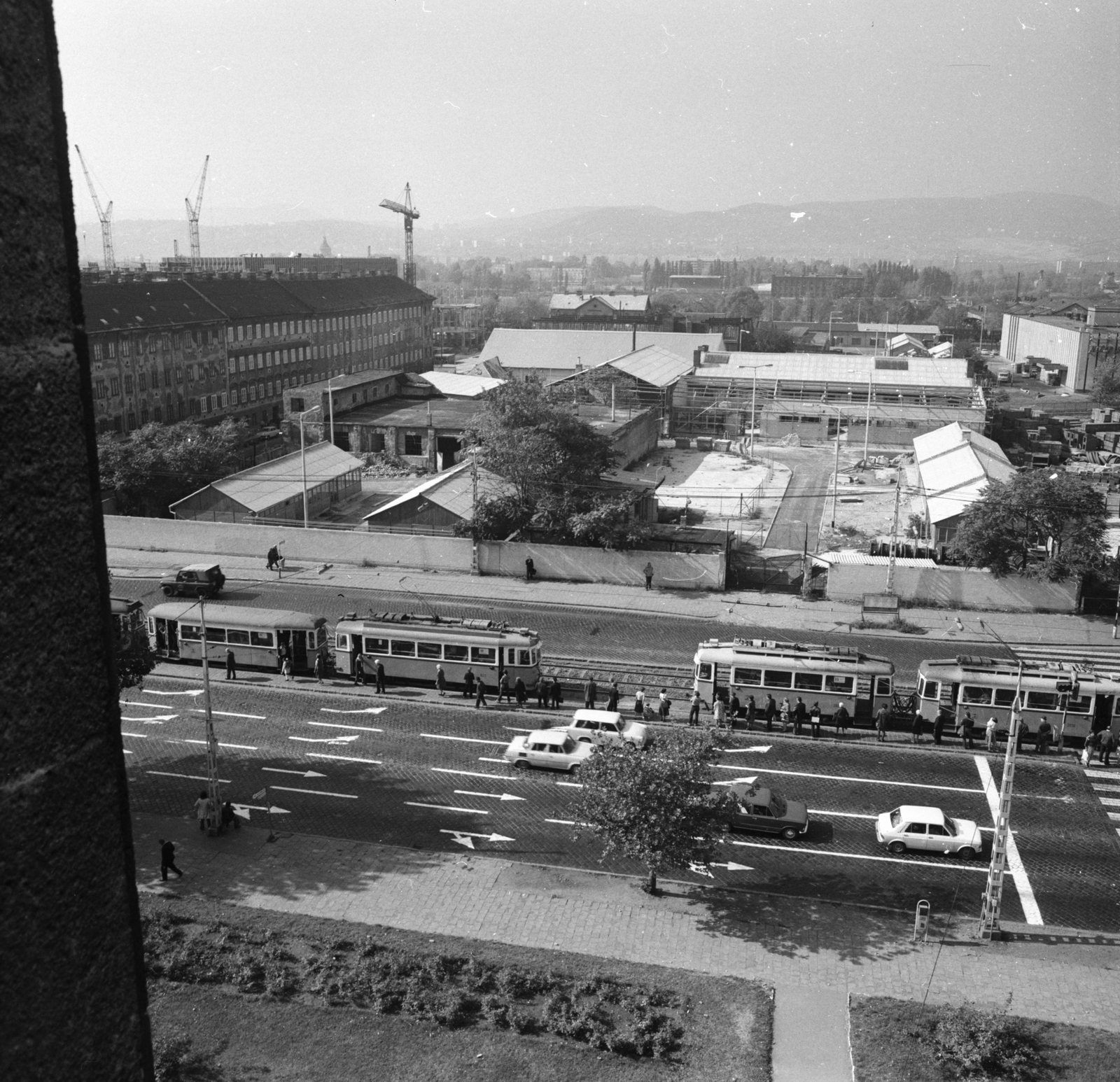Magyarország, Budapest XIII., kilátás a Váci útra a 63-as számú házból, balra a Hétház munkáskolónia épületeinek Árbóc utcai homlokzata., 1978, FŐMTERV, Domonkos Endre, Budapest, Fortepan #253809