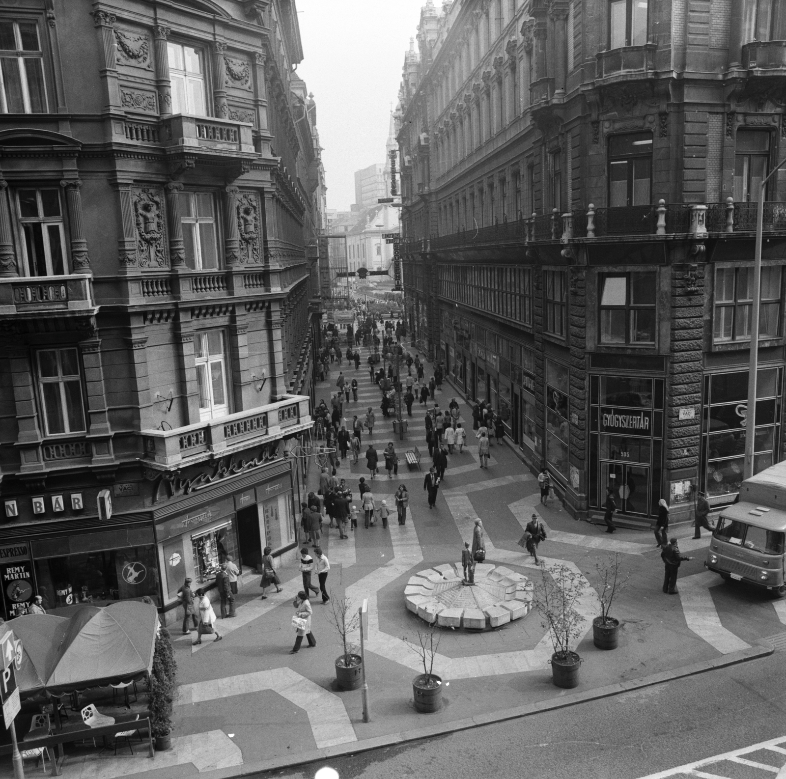 Magyarország, Budapest V., Váci utca, szemben a Kígyó utca., 1978, FŐMTERV, Domonkos Endre, Budapest, Fortepan #253813