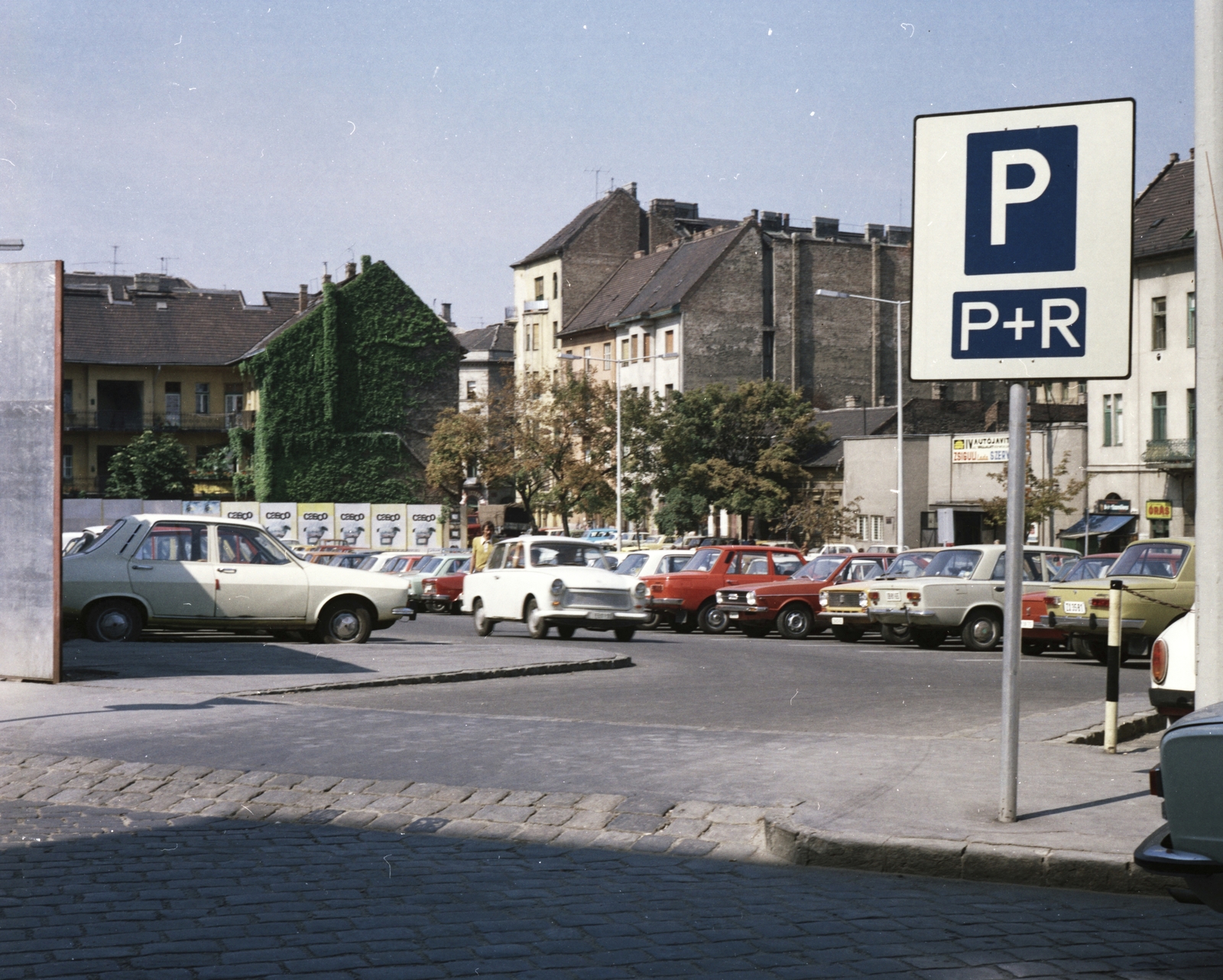 Magyarország, Budapest II., Retek utca, a parkoló mögött a Lövőház utca házsora., 1978, FŐMTERV, Domonkos Endre, színes, Budapest, parkoló, Fortepan #253818