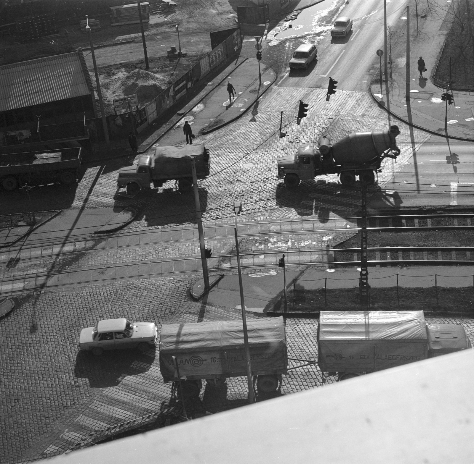 Magyarország, Budapest XI., rálátás a Budafoki út - Irinyi József utca - Október huszonharmadika (Schönherz Zoltán) utca kereszteződésére az Országos Kőolaj- és Gázipari Tröszt (OKGT) irodaházáról., 1979, FŐMTERV, Domonkos Endre, Budapest, gyalogátkelő, Fortepan #253827