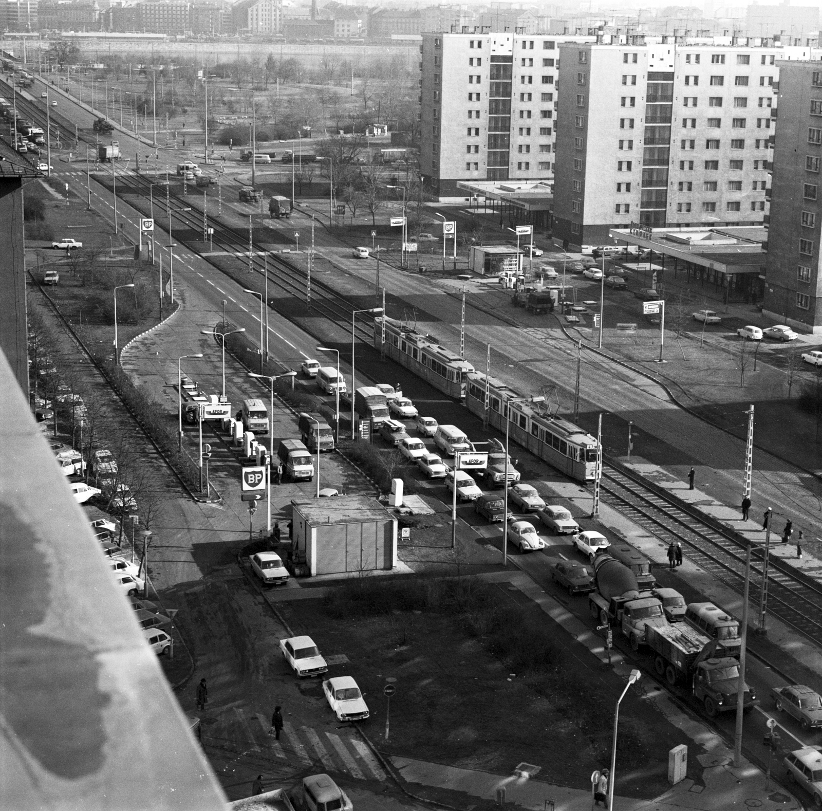 Hungary, Budapest XI., kilátás a Budafoki út sarkán álló Országos Kőolaj- és Gázipari Tröszt (OKGT) irodaházáról az Irinyi József utca és a Goldman György tér felé., 1979, FŐMTERV, Budapest, Fortepan #253829