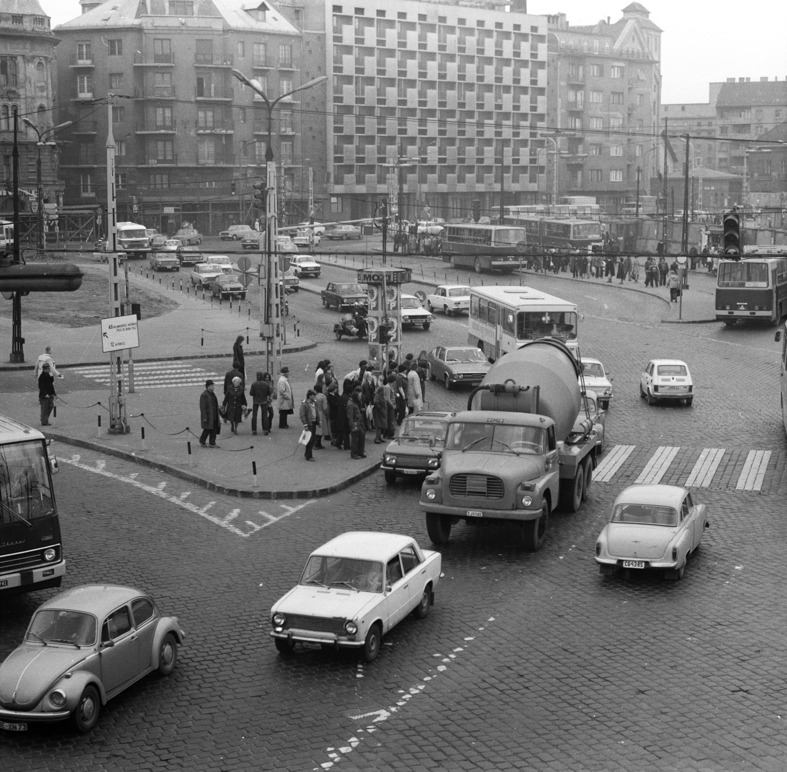 Magyarország, Budapest IX., Boráros tér, a Petőfi híd pesti hídfőjétől a Liliom utca - Tinódi utca közötti háztőmb felé nézve., 1979, FŐMTERV, Domonkos Endre, Budapest, Fortepan #253837