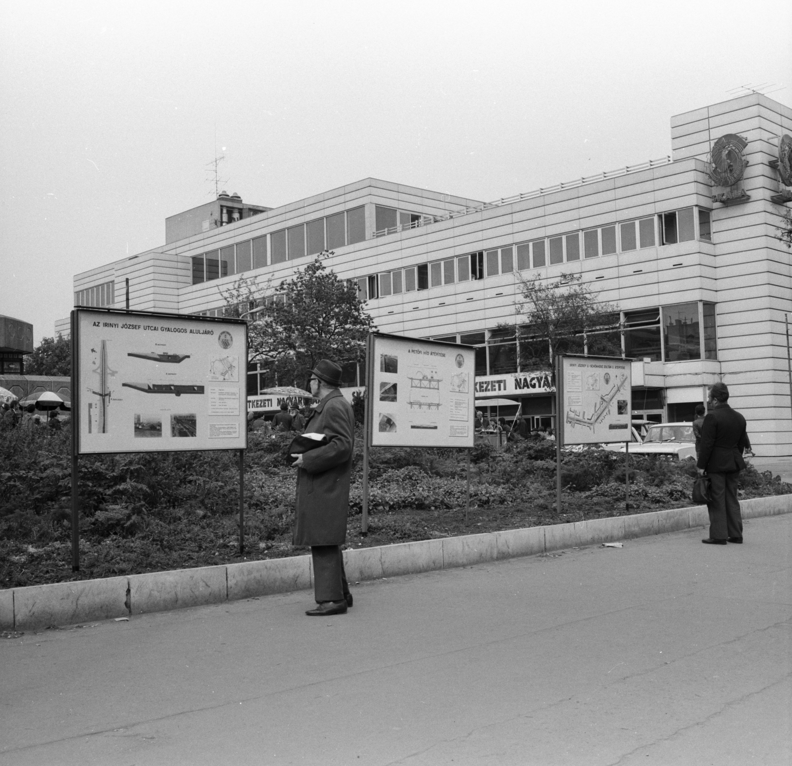 Magyarország, Budapest XI., Október huszonharmadika (Schönherz Zoltán) utca a Fehérvári úti piac előtt, jobbra a háttérben a Skála Budapest Szövetkezeti Nagyáruház., 1979, FŐMTERV, Domonkos Endre, Budapest, Fortepan #253843