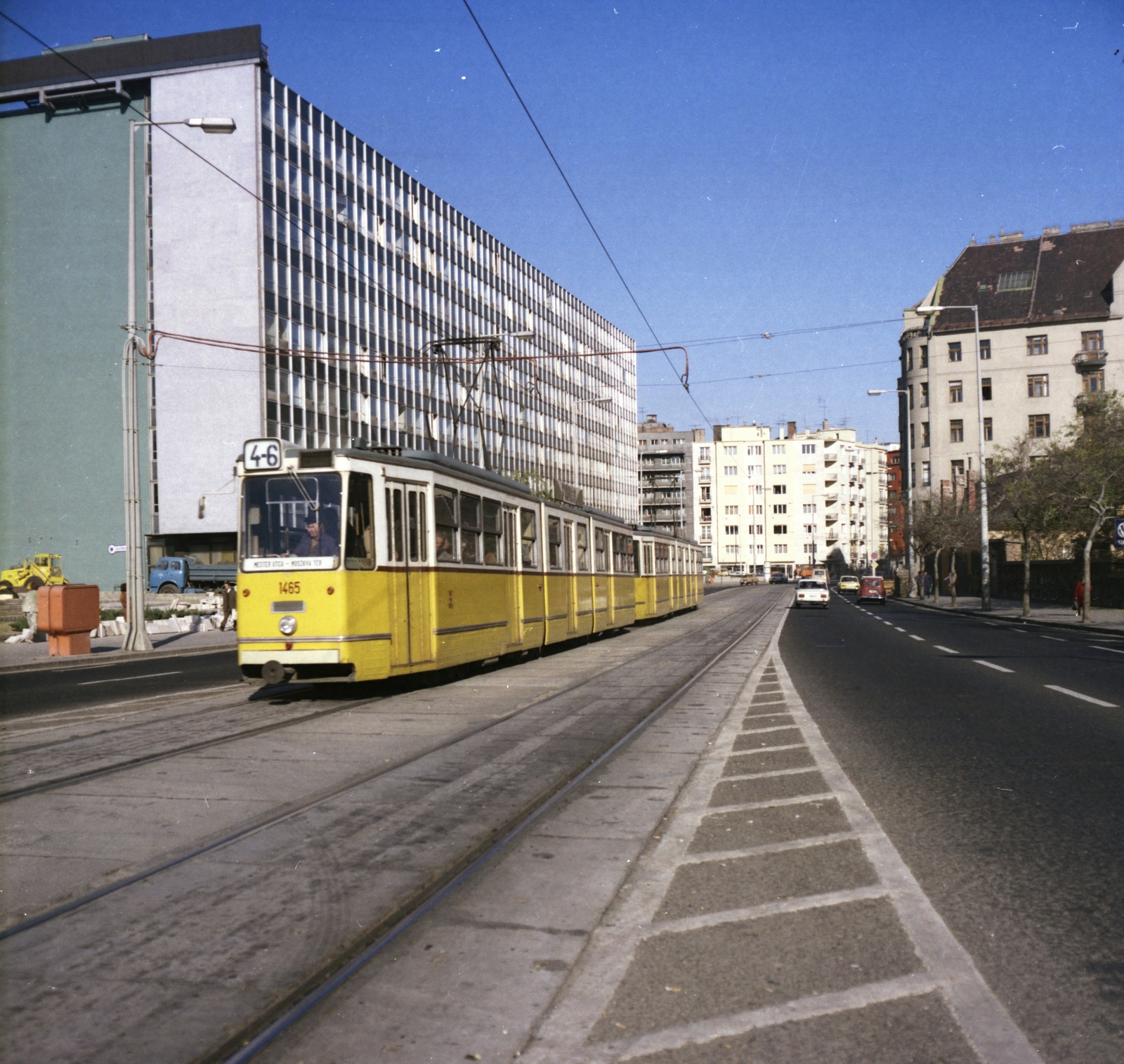 Magyarország, Budapest II., Margit körút (Mártírok útja) a Széna tér felől a Kis Rókus utca felé nézve, balra a Kohó- és Gépipari Minisztérium épülete., 1979, FŐMTERV, Domonkos Endre, színes, villamos, Budapest, Fortepan #253855